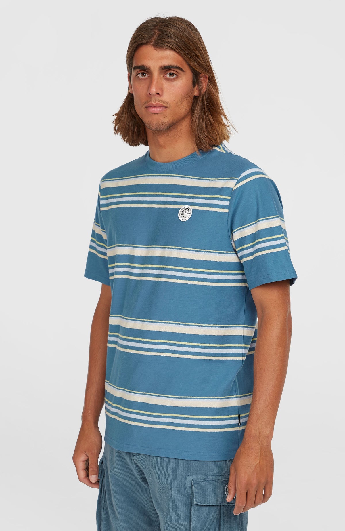 O'Neill O'Riginals Stripe T-Shirt für Herren, blau mit Streifenmuster in Weiß und Gelb, Vorderansicht am Model