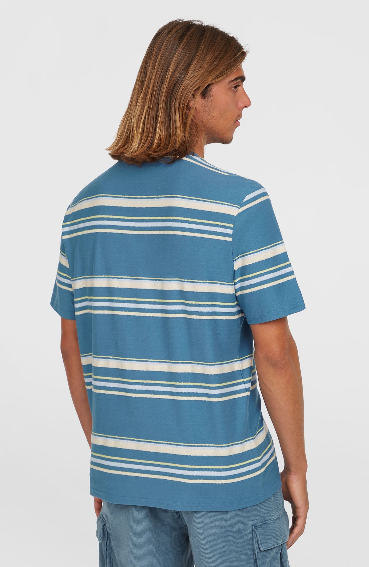 O'Riginals Stripe T-Shirt für Herren, blau mit Streifenmuster in Weiß und Gelb, Rückansicht am Model