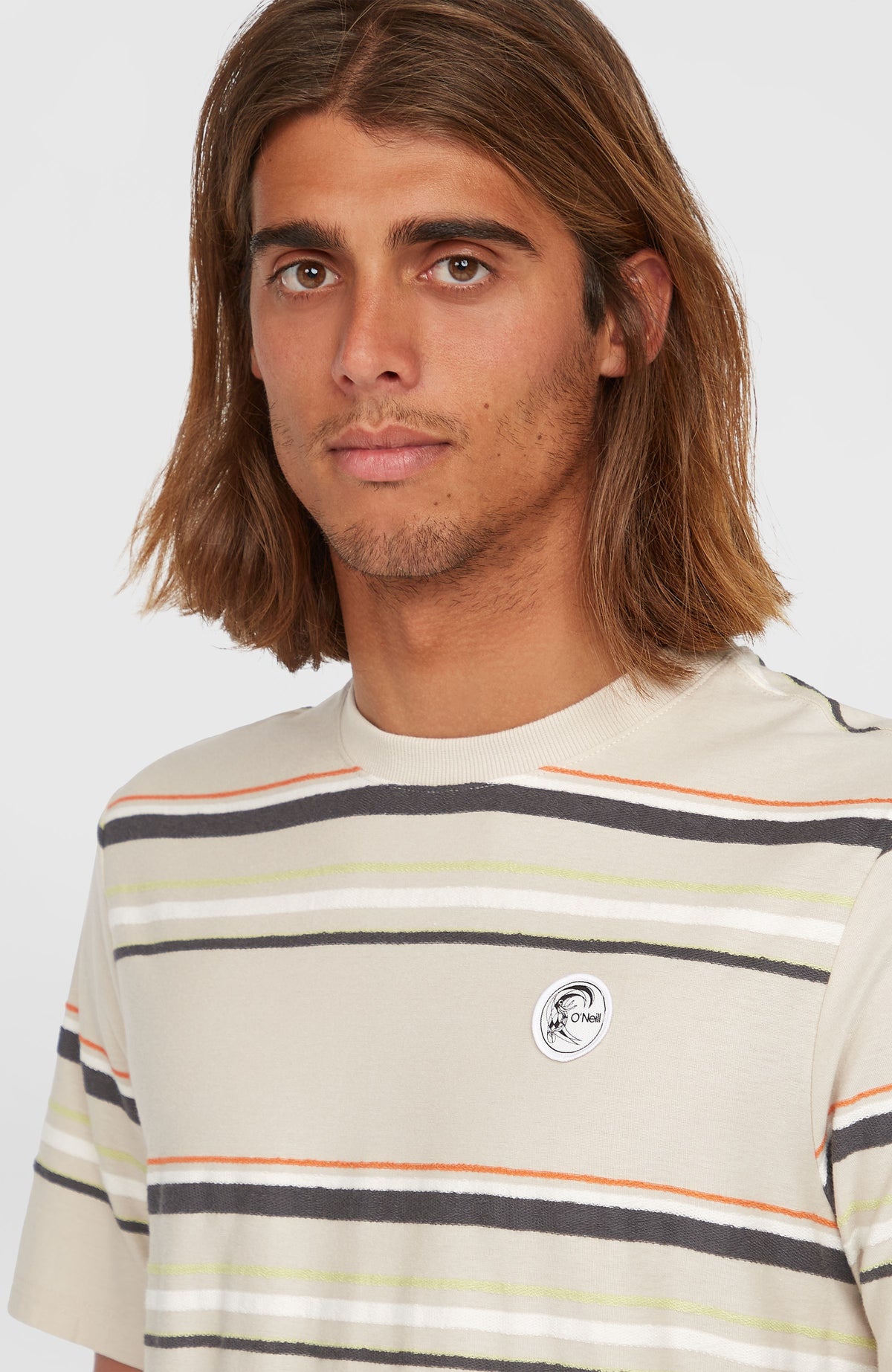 Nahaufnahme von Rundhalsausschnitt und Logo-Badge des beigen O'Riginals Stripe T-Shirt für Herren