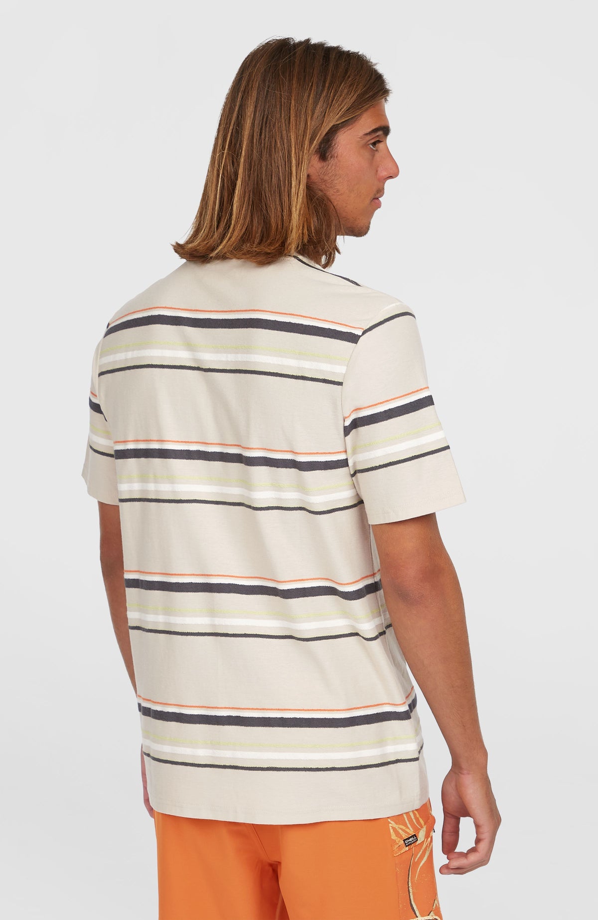 O'Riginals Stripe T-Shirt für Herren, beige mit Streifenmuster in Schwarz und Orange, Rückansicht am Model