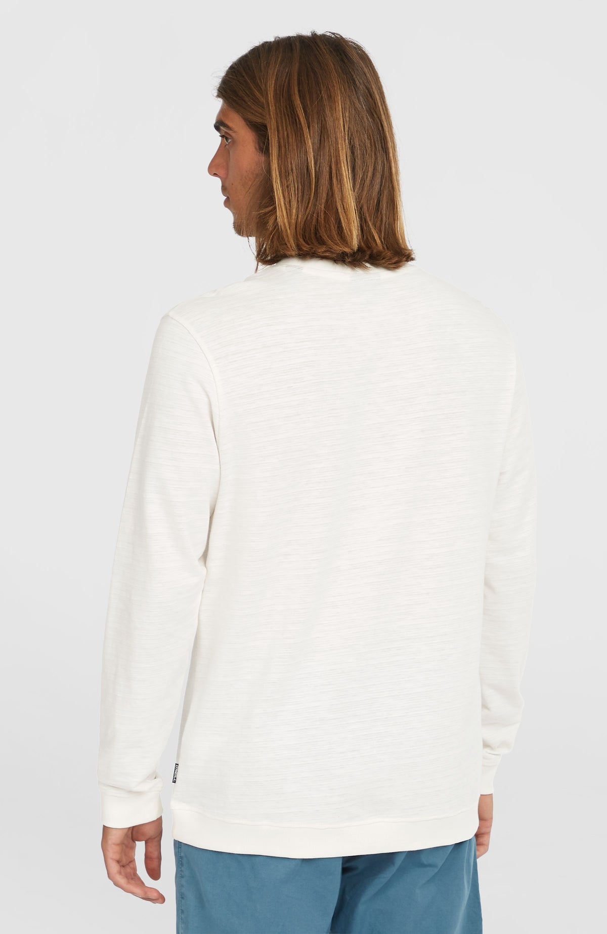 Weißes Slub Langarmshirt für Herren, Rückansicht, getragen am Model mit kleinem Saum-Label