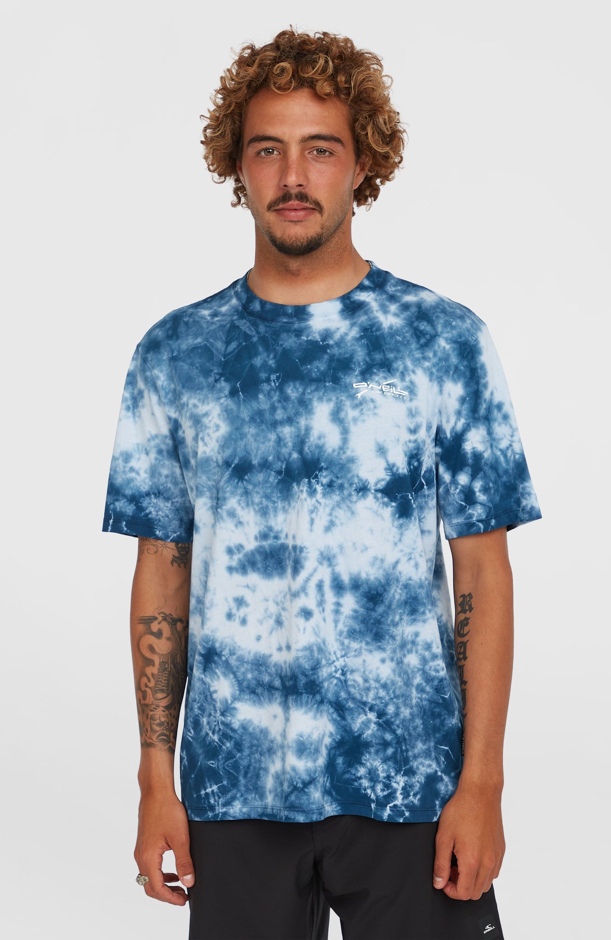 O'Neill Tie Dye Graphic T-Shirt für Herren, blau mit Batikmuster in Weiß, Vorderansicht getragen am Model