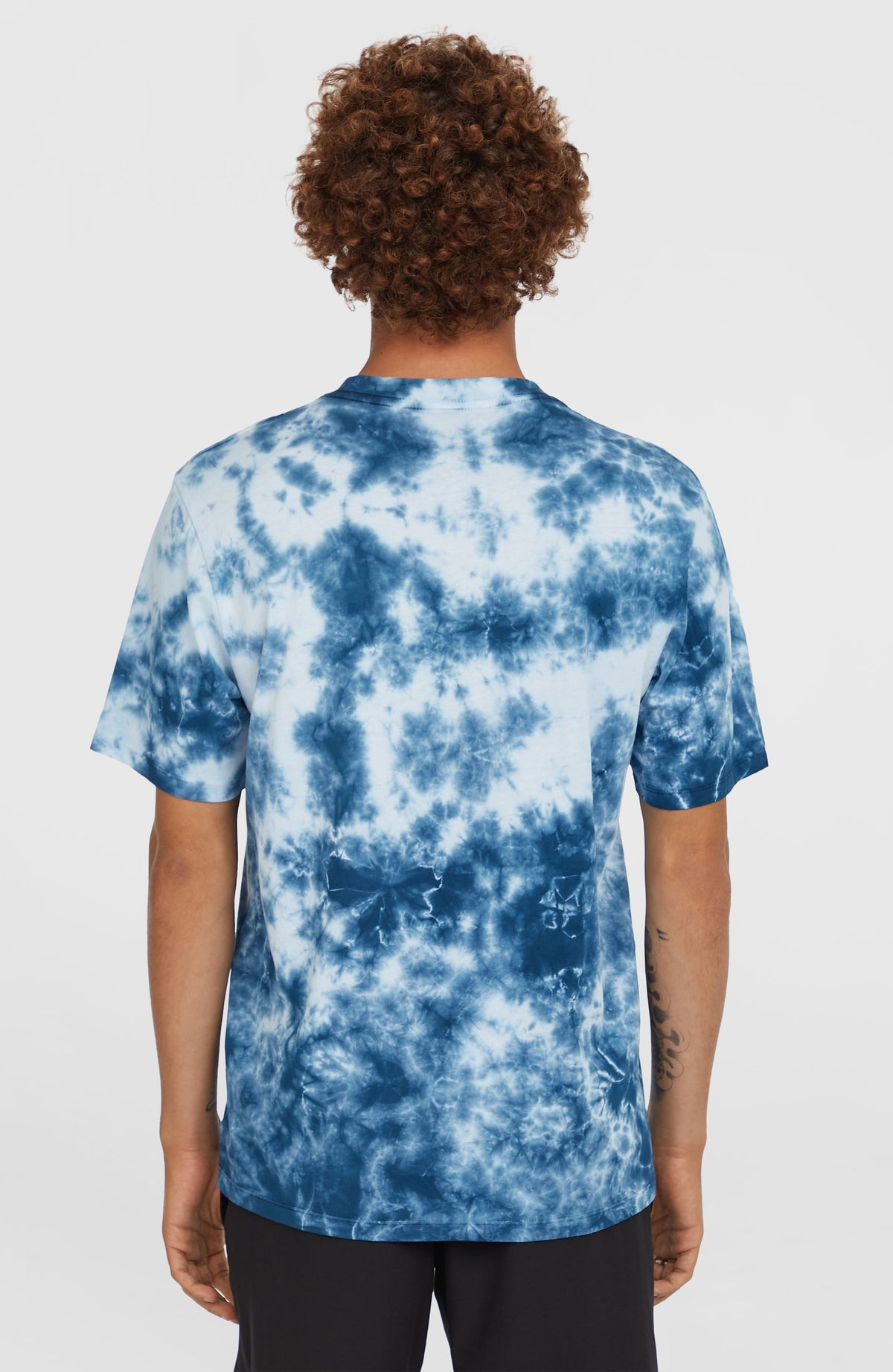 Tie Dye Graphic T-Shirt für Herren, blau mit Batikmuster in Weiß, Rückansicht getragen am Model