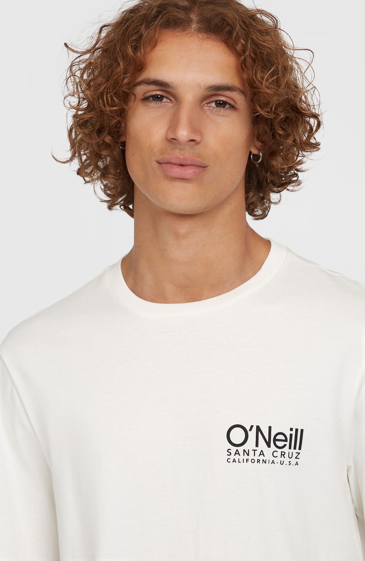 Original Cali Logo T-Shirt für Herren, weiß mit Logo-Print in Schwarz, Nahaufnahme von Rundhalsausschnitt und Logo