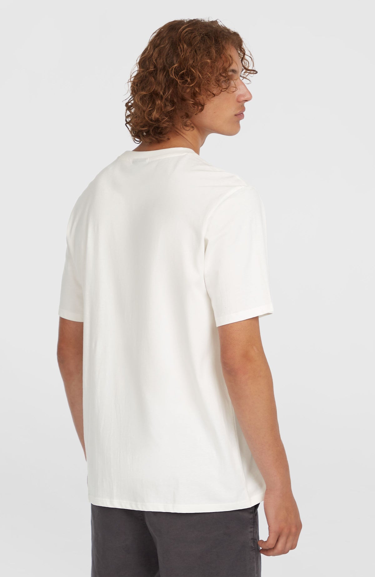 Original Cali Logo T-Shirt für Herren, weiß mit Logo-Print in Schwarz, Ansicht von hinten, getragen am Model