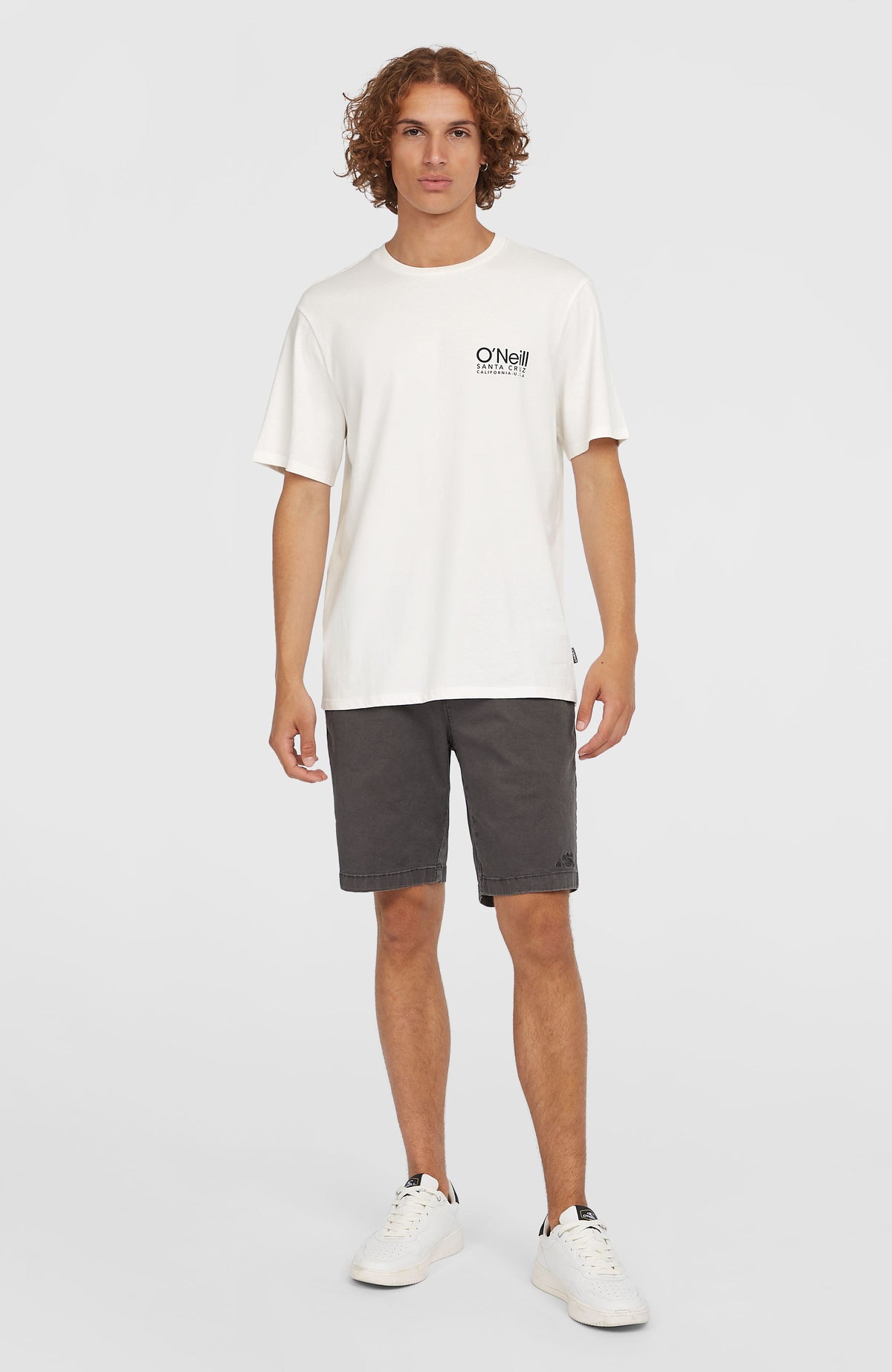Original Cali Logo T-Shirt für Herren, weiß mit Logo-Print in Schwarz, Ganzkörperansicht von vorne, am Model