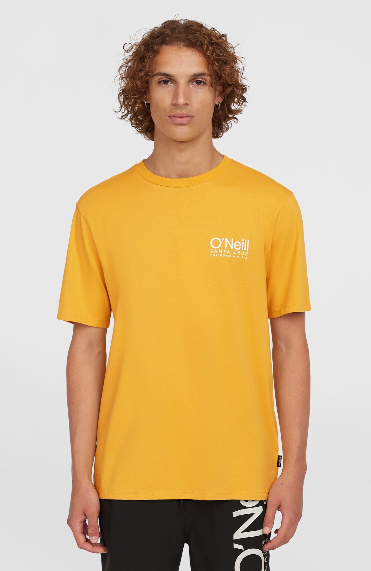 O'Neill Original Cali Logo T-Shirt für Herren, gelb mit Logo-Print in Weiß, Vorderansicht am Model