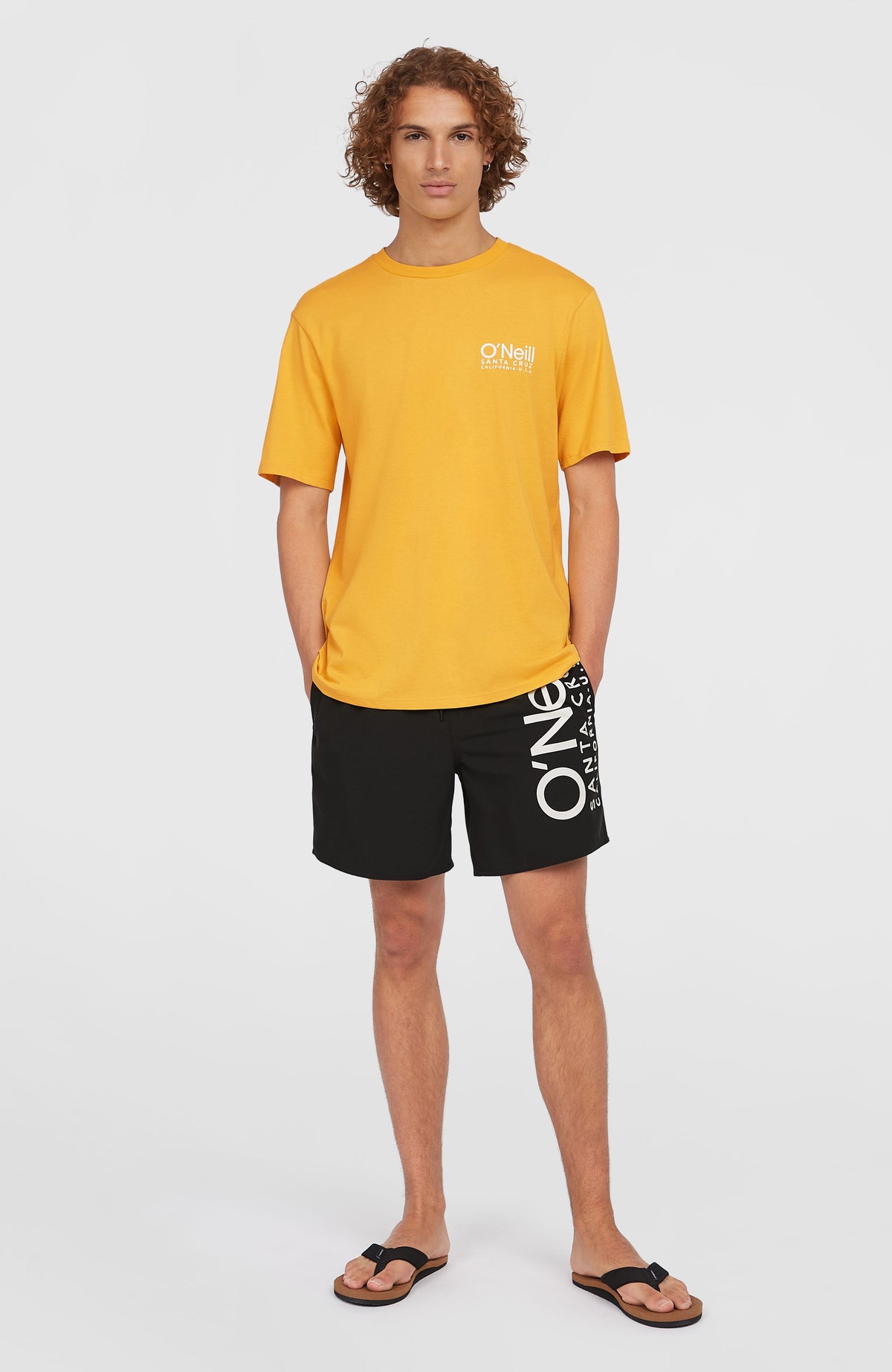 Original Cali Logo T-Shirt für Herren, gelb mit Logo-Print in Weiß, Ganzkörperansicht am Model