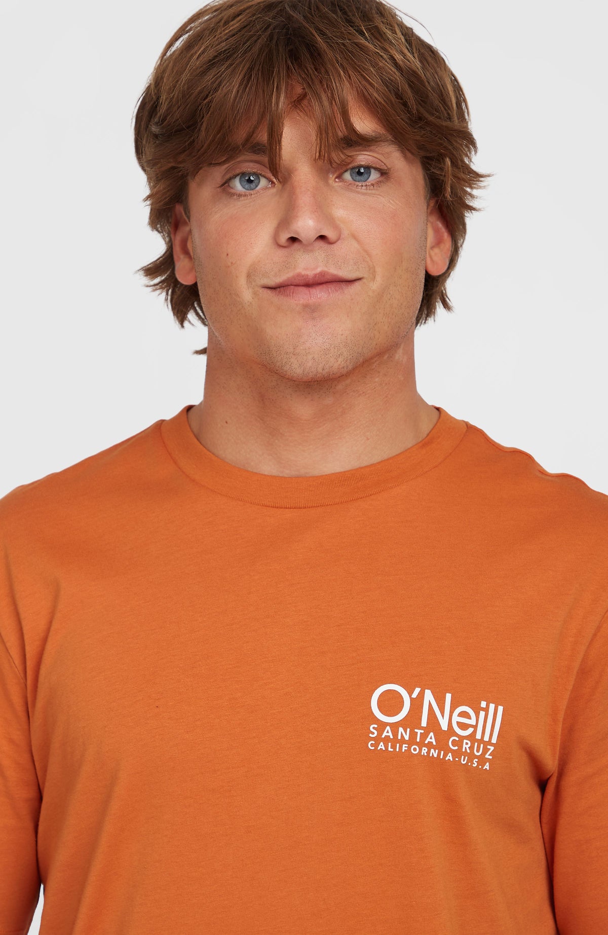 Original Cali Logo T-Shirt, orange mit Logo-Print in Weiß, Nahaufnahme des Logo-Prints am Model