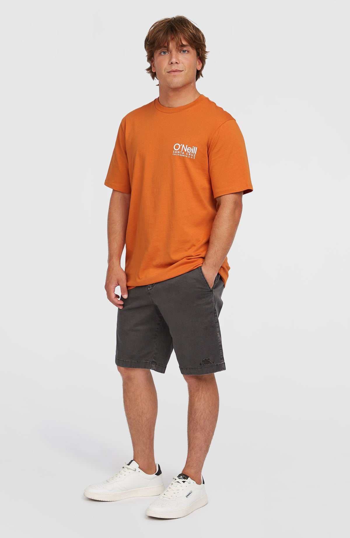 Original Cali Logo T-Shirt für Herren, orange, Ganzkörperansicht am Model