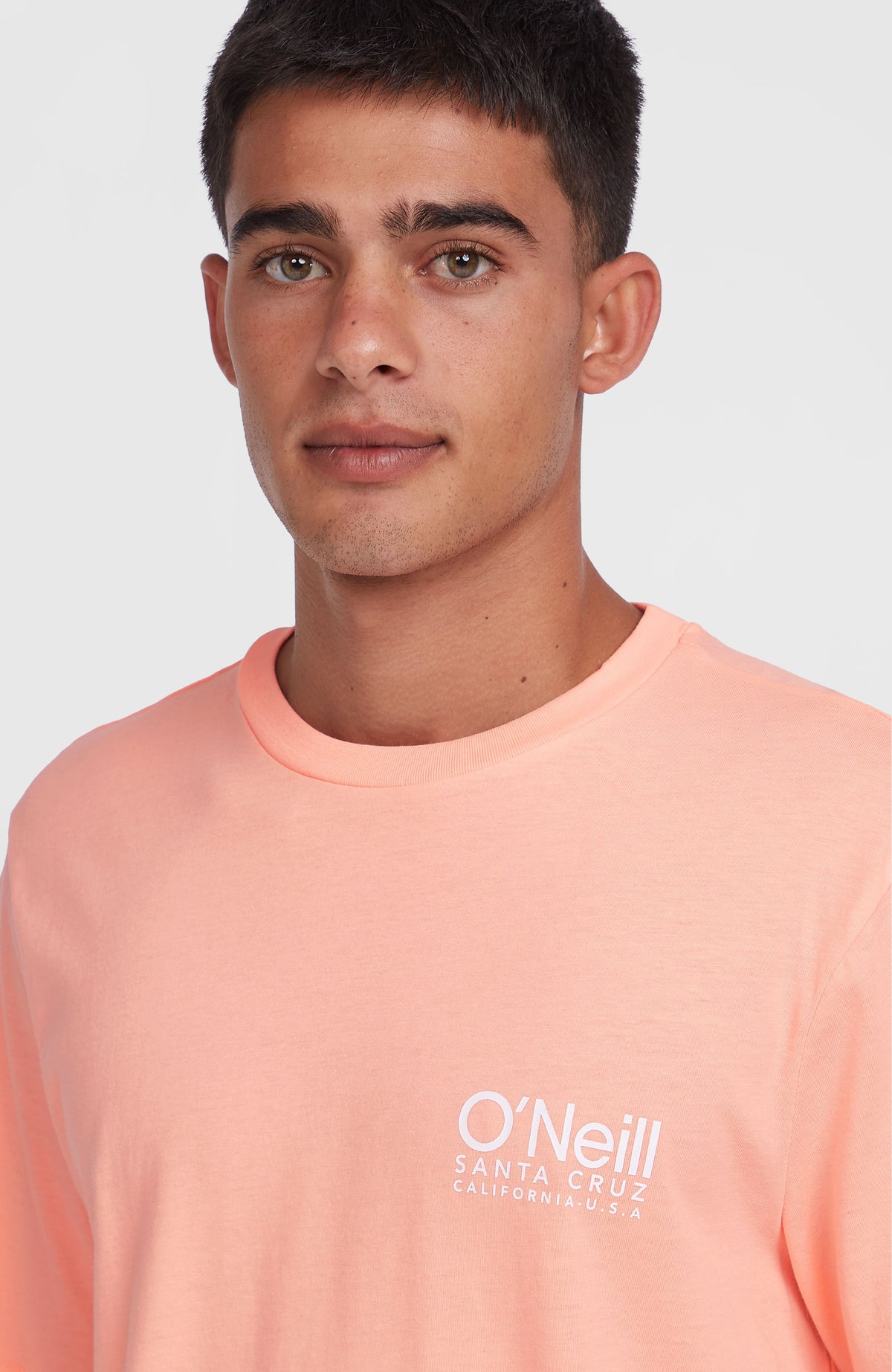 Original Cali Logo T-Shirt für Herren, pink mit Logo-Print in Weiß, Nahaufnahme des Rundhalsausschnitts