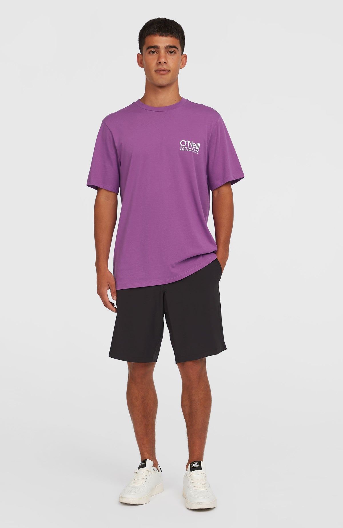 Original Cali Logo T-Shirt für Herren, lila mit Logo-Print in Weiß, Ganzkörperansicht am Model