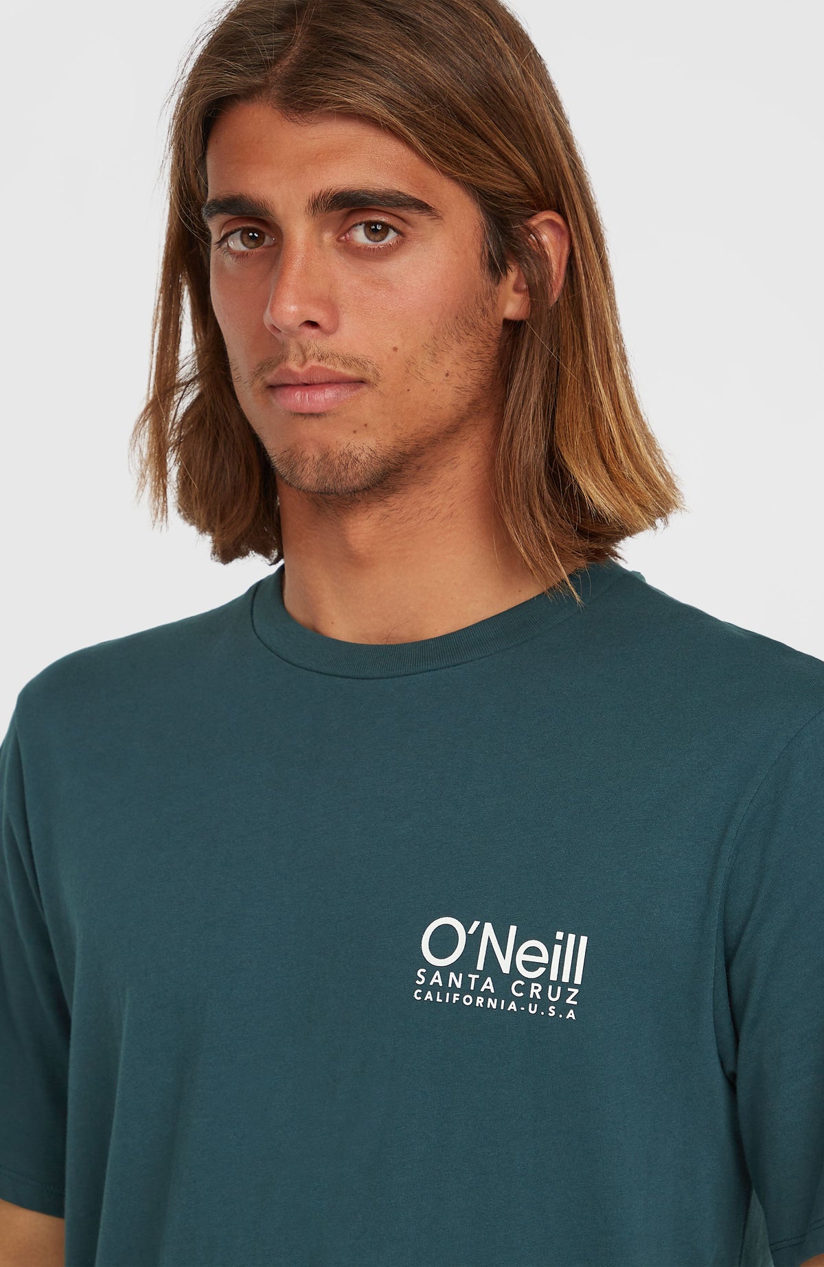 Original Cali Logo T-Shirt für Herren, blau mit Logo-Print in Weiß, Nahaufnahme von Rundhalskragen und Print am Model