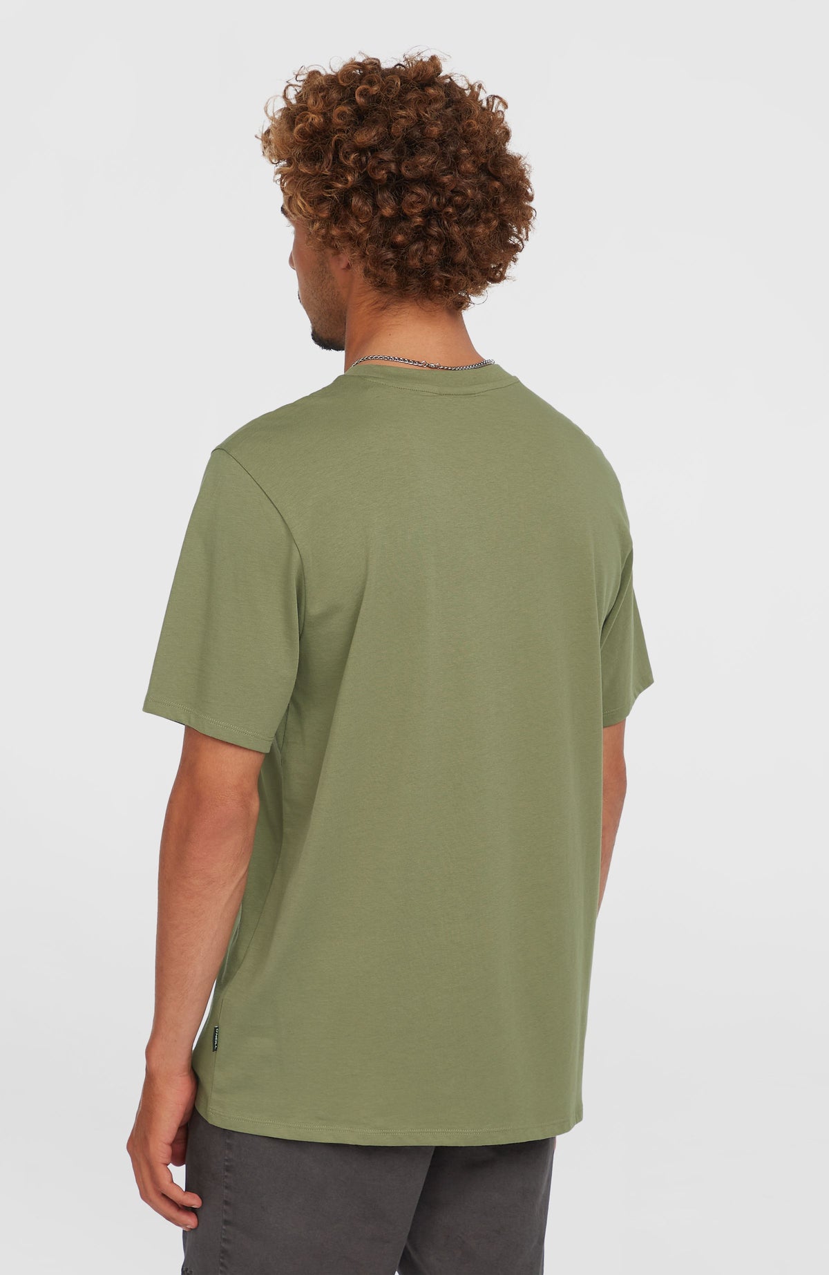 Original Cali Logo T-Shirt für Herren, grün, Rückansicht am Model mit kleinem Label am Saum