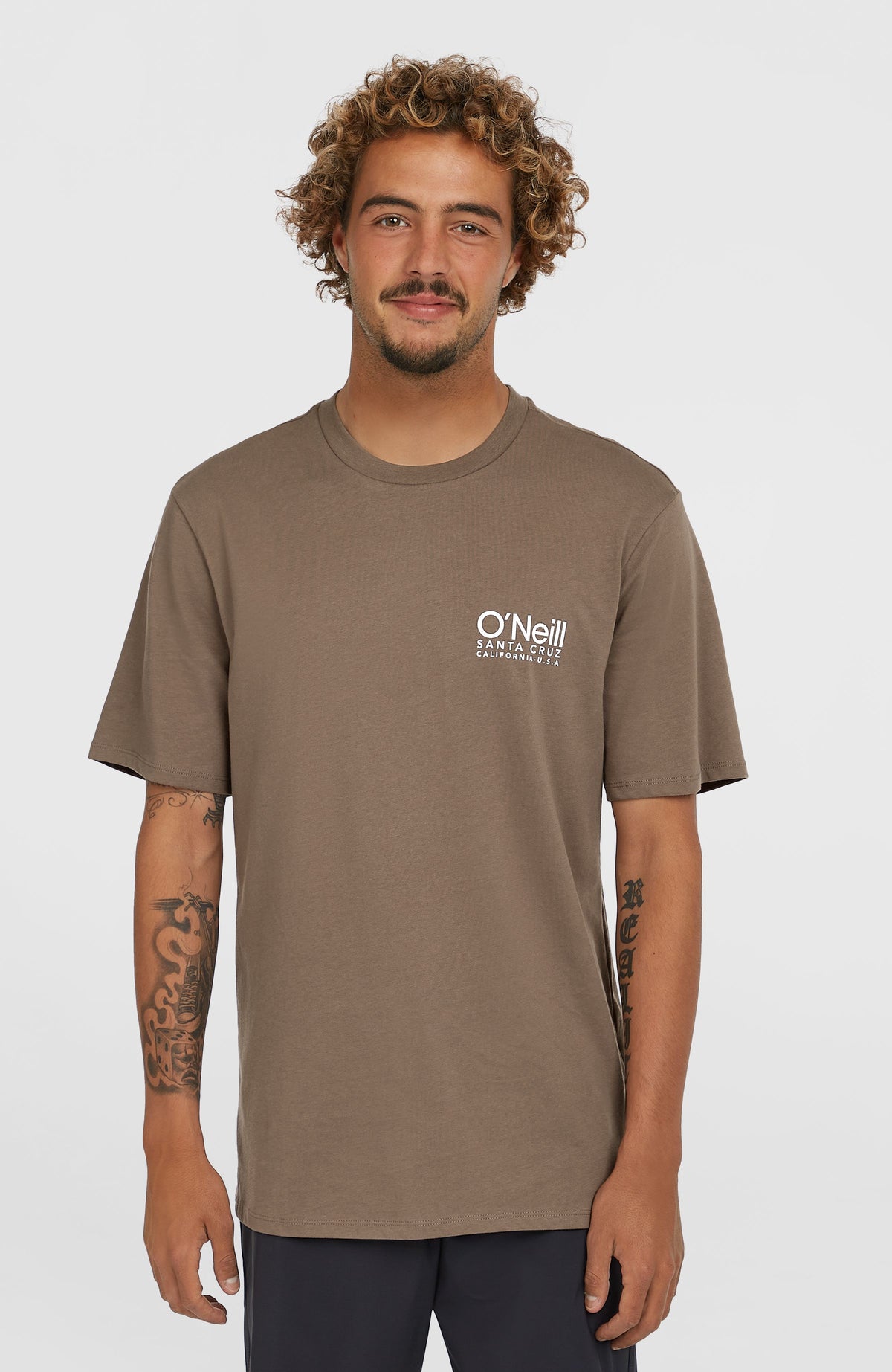 O'Neill Original Cali Logo T-Shirt für Herren, braun mit Logo-Print in Weiß, Vorderansicht am Model