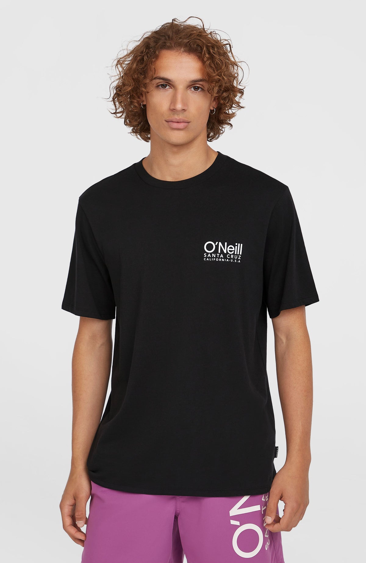 O'Neill Original Cali Logo T-Shirt für Herren, schwarz mit Logo-Print in Weiß, Vorderansicht am Model