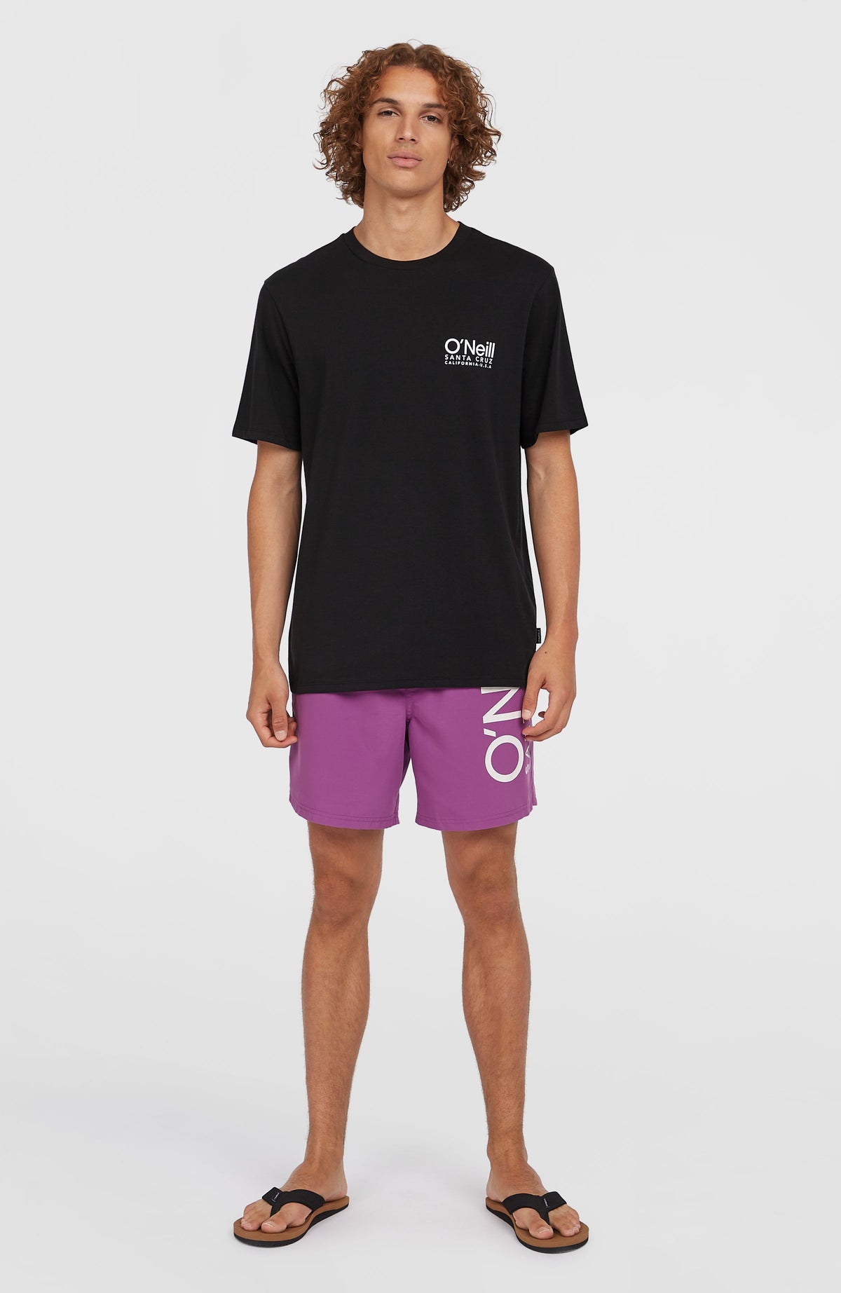 Original Cali Logo T-Shirt für Herren, schwarz, getragen am Model in Ganzkörperansicht