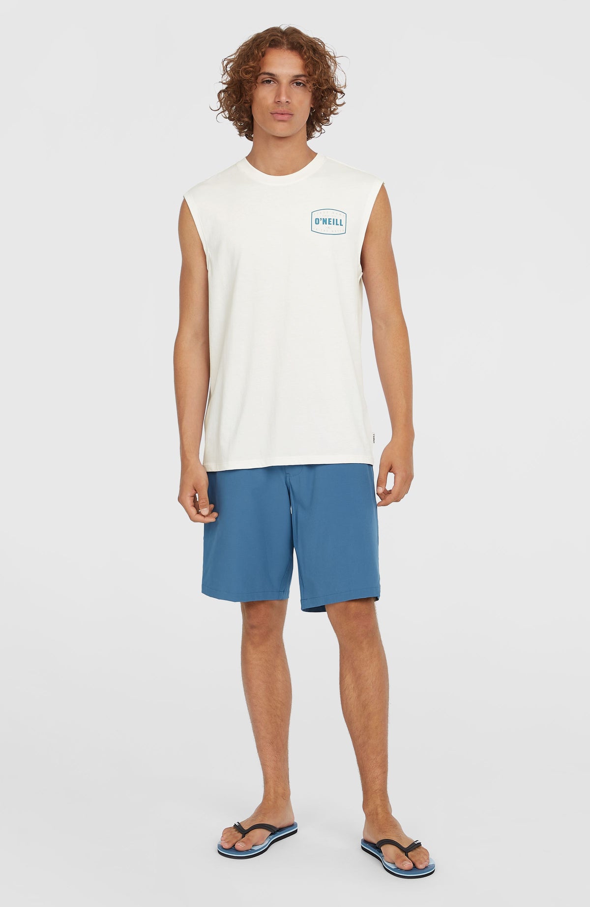 O'Neill Graphic Tanktop für Herren, weiß mit Logo-Print in Blau, Vorderansicht am Model