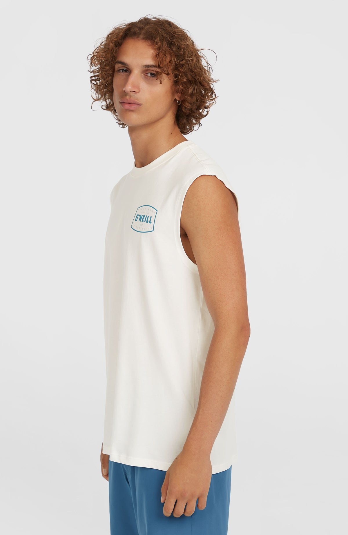 Graphic Tanktop für Herren, weiß mit Logo-Print in Blau, Seitenansicht am Model