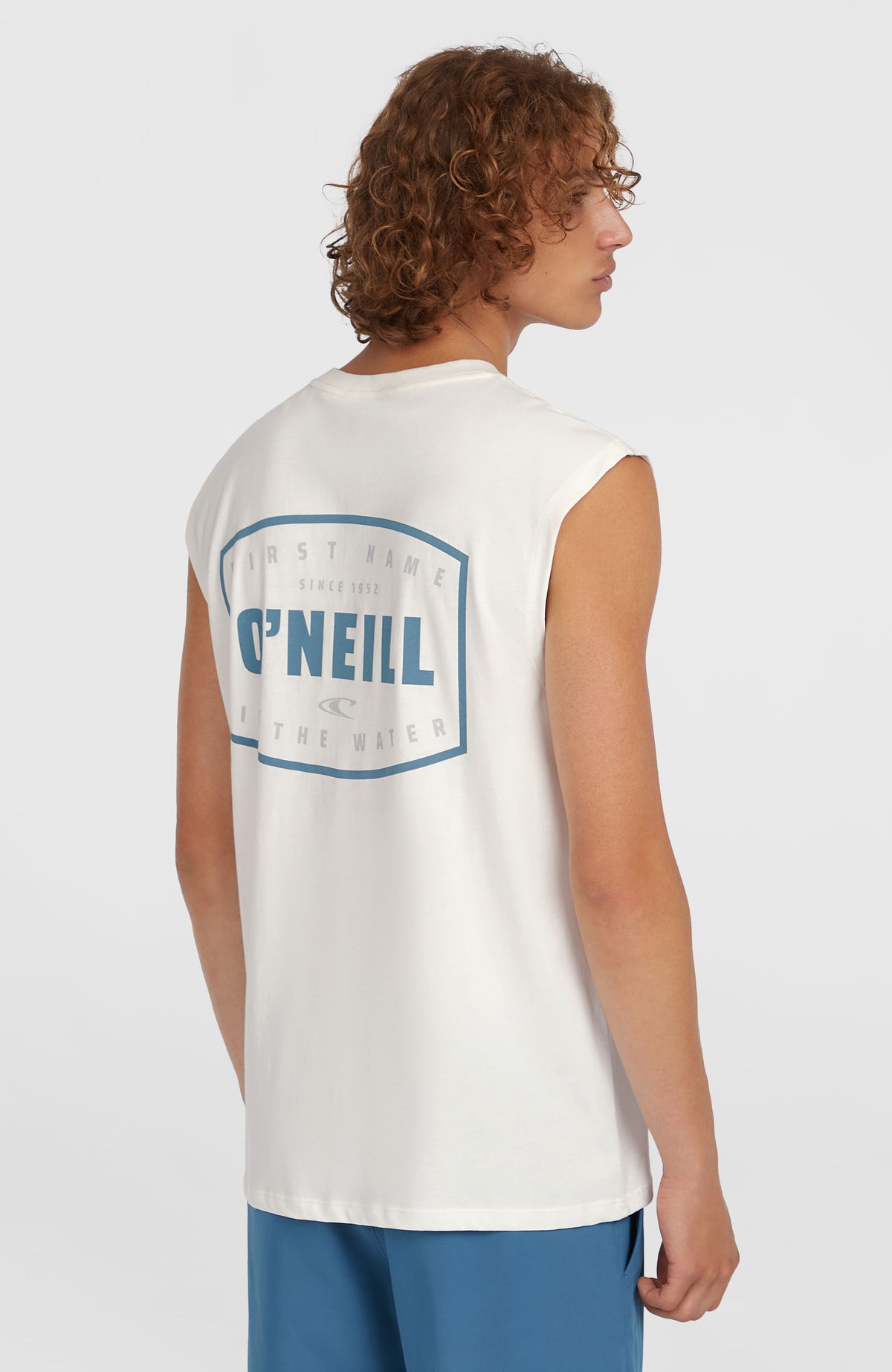 Graphic Tanktop für Herren, weiß mit Logo-Print in Blau, Rückansicht am Model