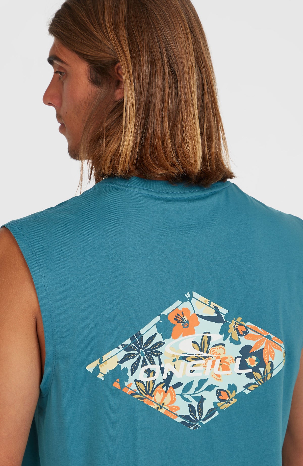 Graphic Tanktop für Herren, blau mit Grafik-Print in Orange und Weiß, Nahaufnahme der Rückseite am Model