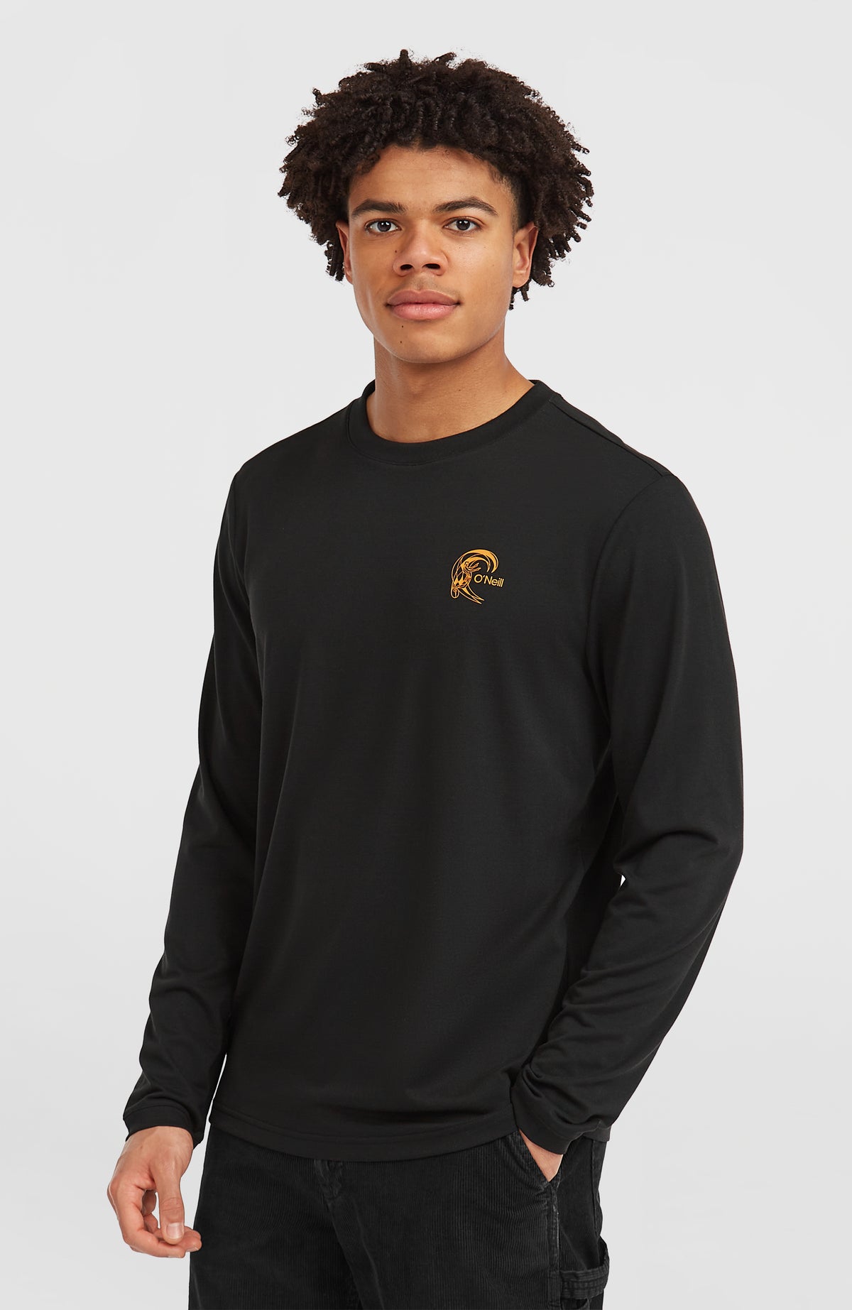 O'Riginals Hybrid Langarmshirt für Herren, schwarz mit Logo-Print in Orange, Halbprofil am Model