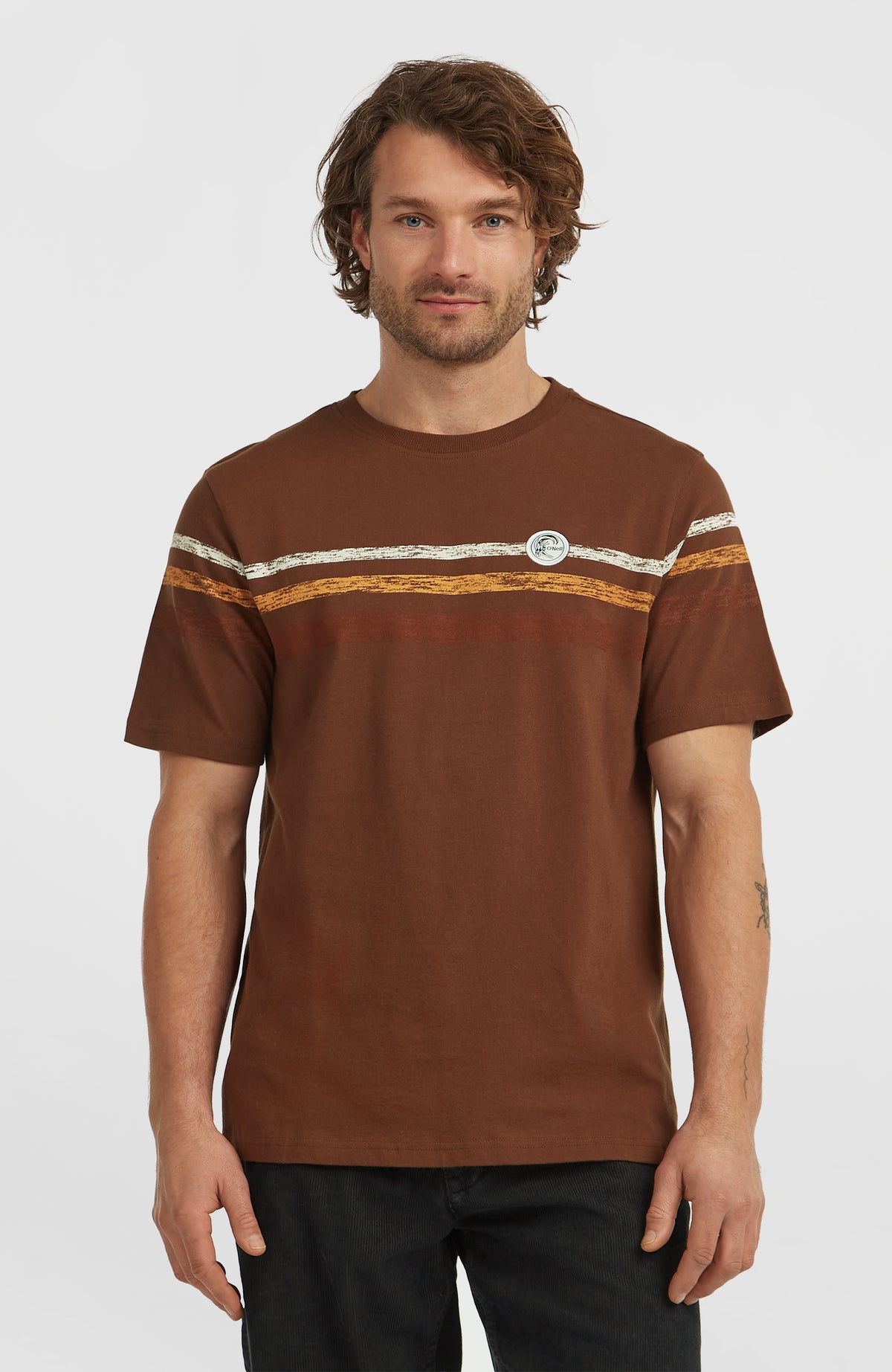 O'Neill O'Riginals Stripe T-Shirt für Herren, braun mit Streifenmuster in Weiß und Gelb, Vorderansicht am Model