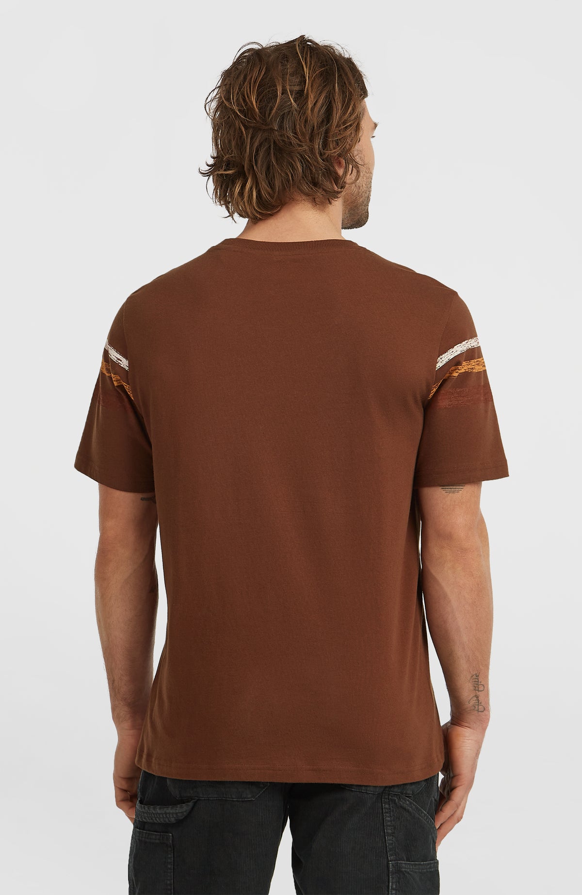 O'Riginals Stripe T-Shirt für Herren, braun mit Streifenmuster in Weiß und Gelb, Rückansicht am Model