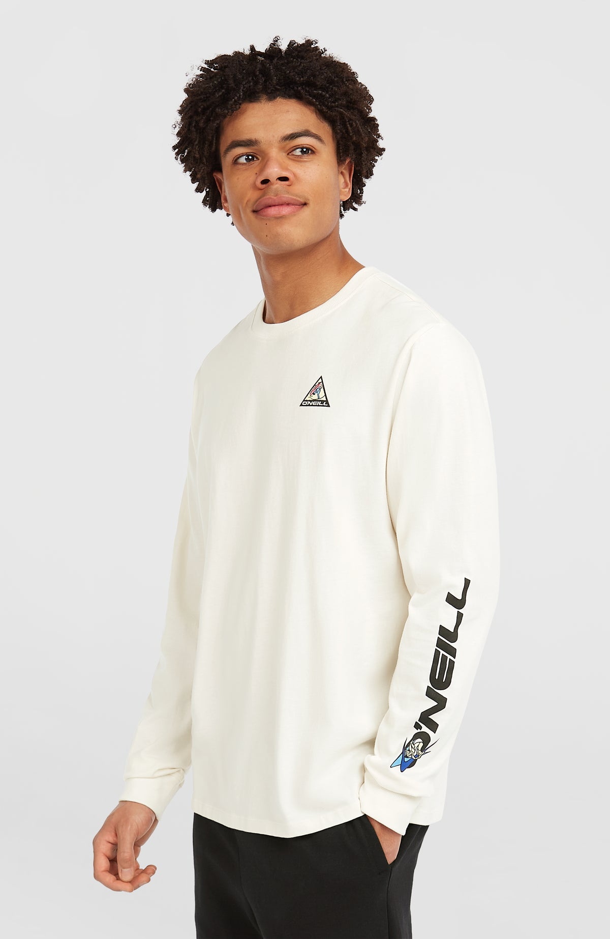 FWC'Play Langarmshirt für Herren, weiß mit Logo-Print in Schwarz, Halbprofil am Model mit langem Ärmel-Print