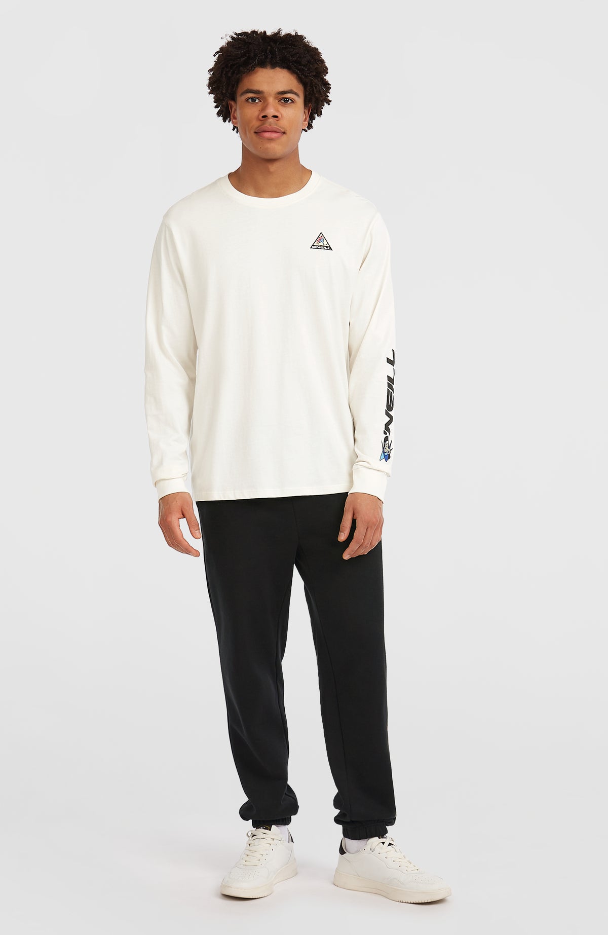 FWC'Play Langarmshirt für Herren, weiß mit Logo-Print in Schwarz, Ganzkörperansicht von vorne am Model