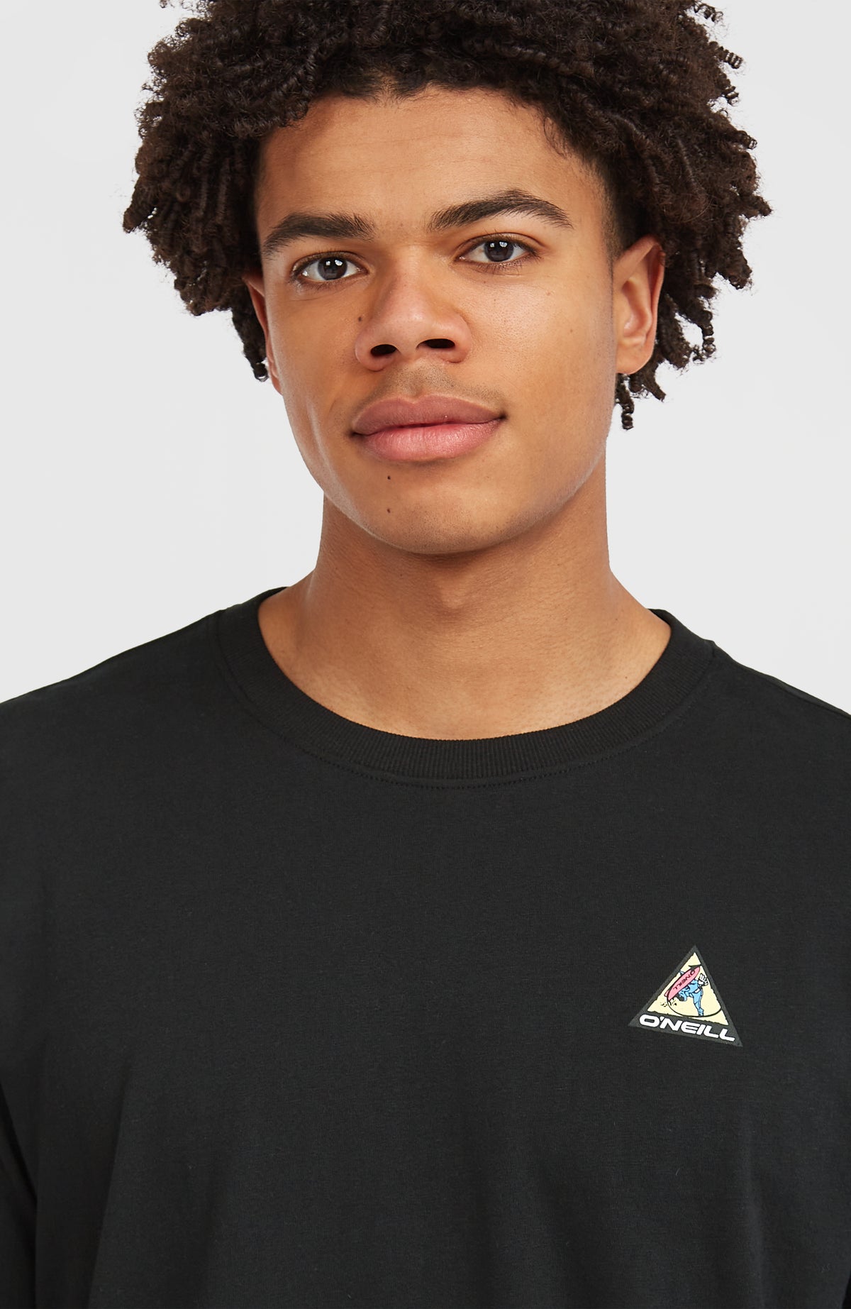 FWC'Play Langarmshirt für Herren, schwarz, Nahaufnahme von Rundhalsausschnitt und Logo-Print