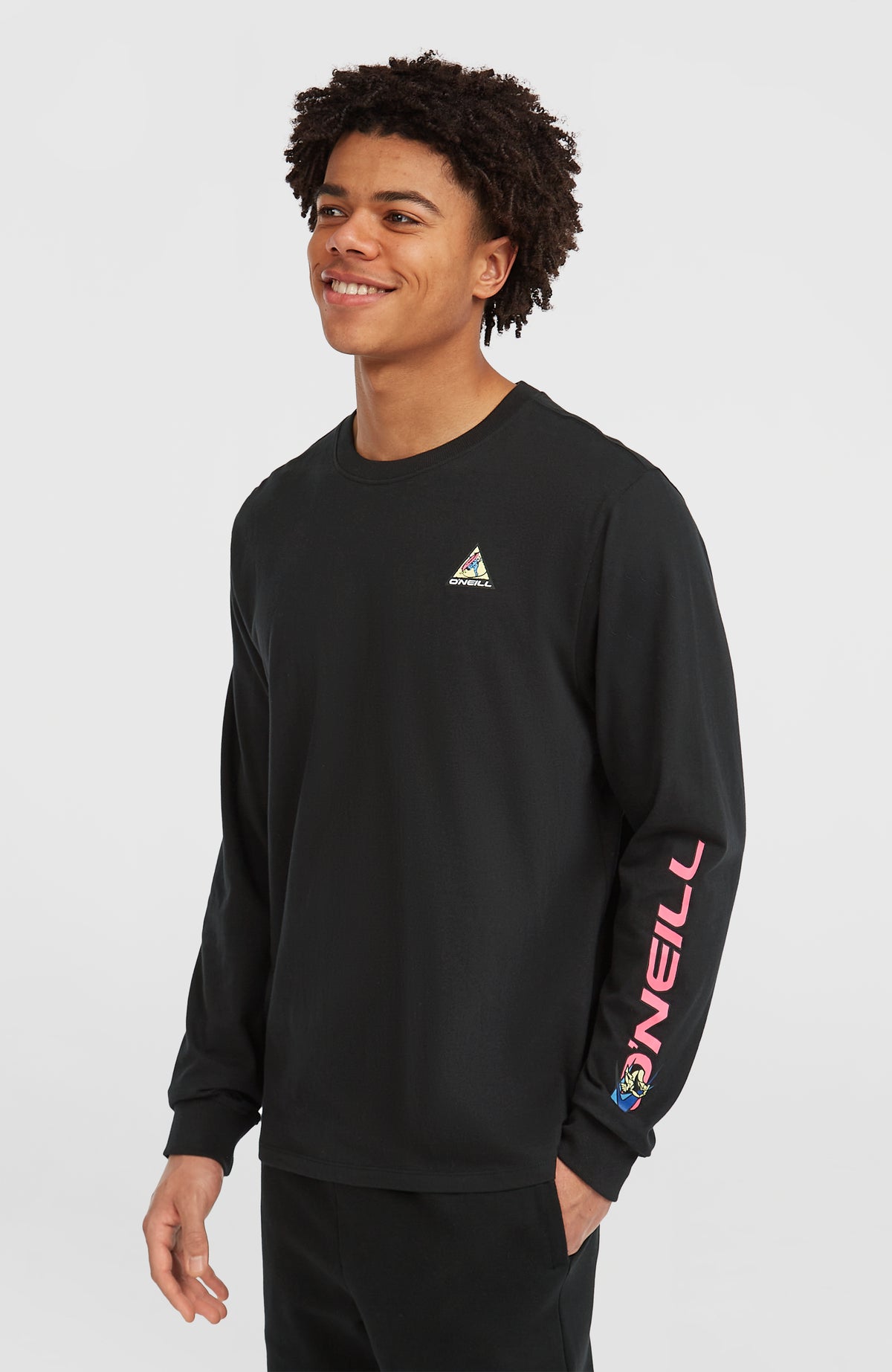 FWC'Play Langarmshirt für Herren, schwarz mit Logo-Print in Pink am Ärmel, Halbprofil am Model
