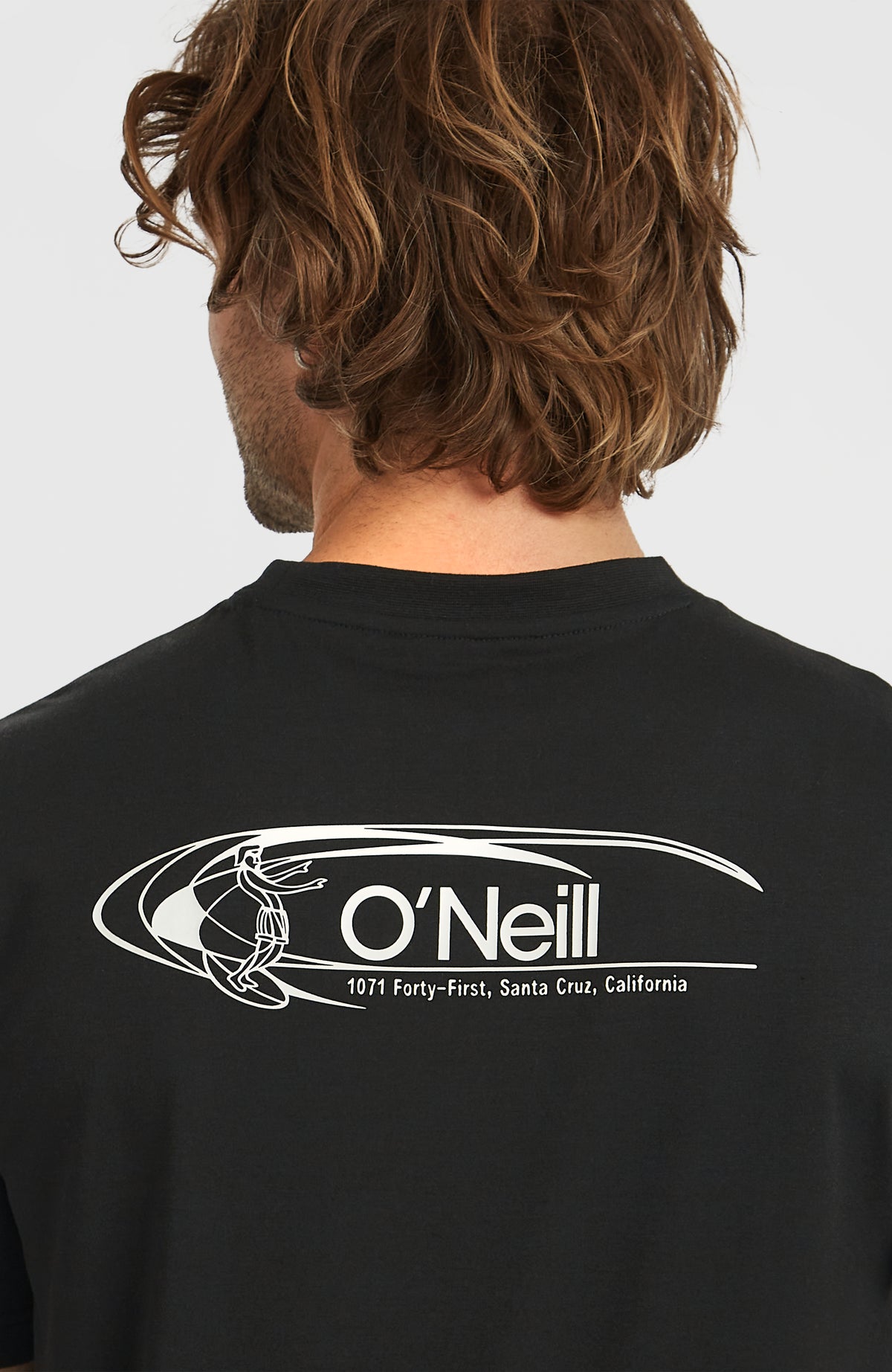Nahaufnahme des weißen Logo-Prints auf dem Rücken des schwarzen O'Riginals Hybrid T-Shirts