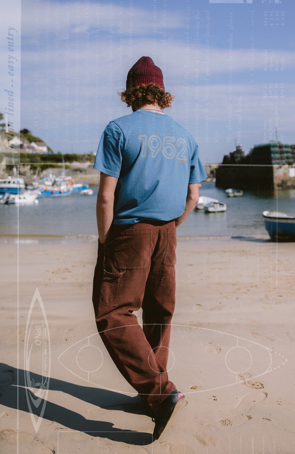 O'Riginals Retro Back-Print T-Shirt für Herren, blau mit Logo-Print in Beige, Rückansicht am Strand