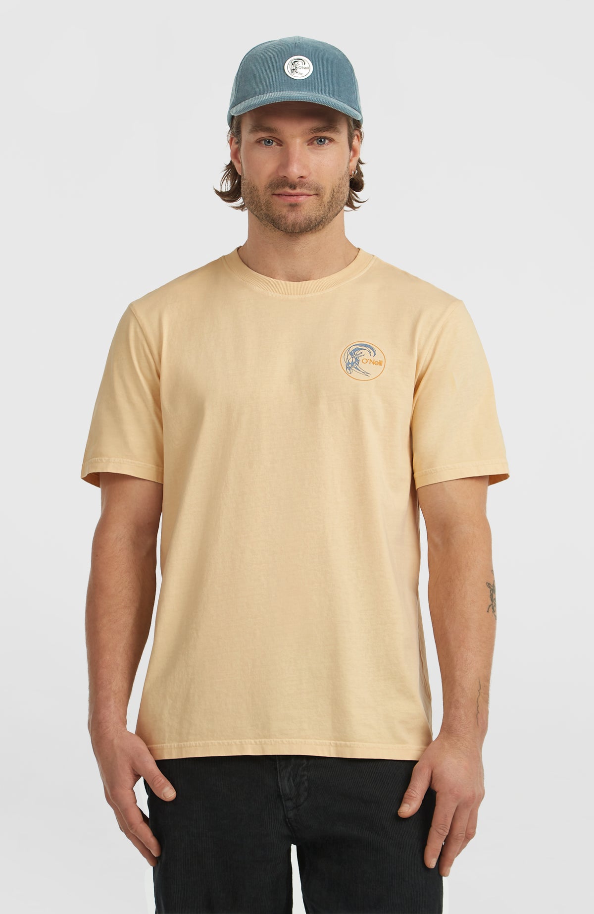 O'Neill O'Riginals Retro Back-Print T-Shirt für Herren, beige mit Logo-Print in Orange und Blau, Vorderansicht am Model