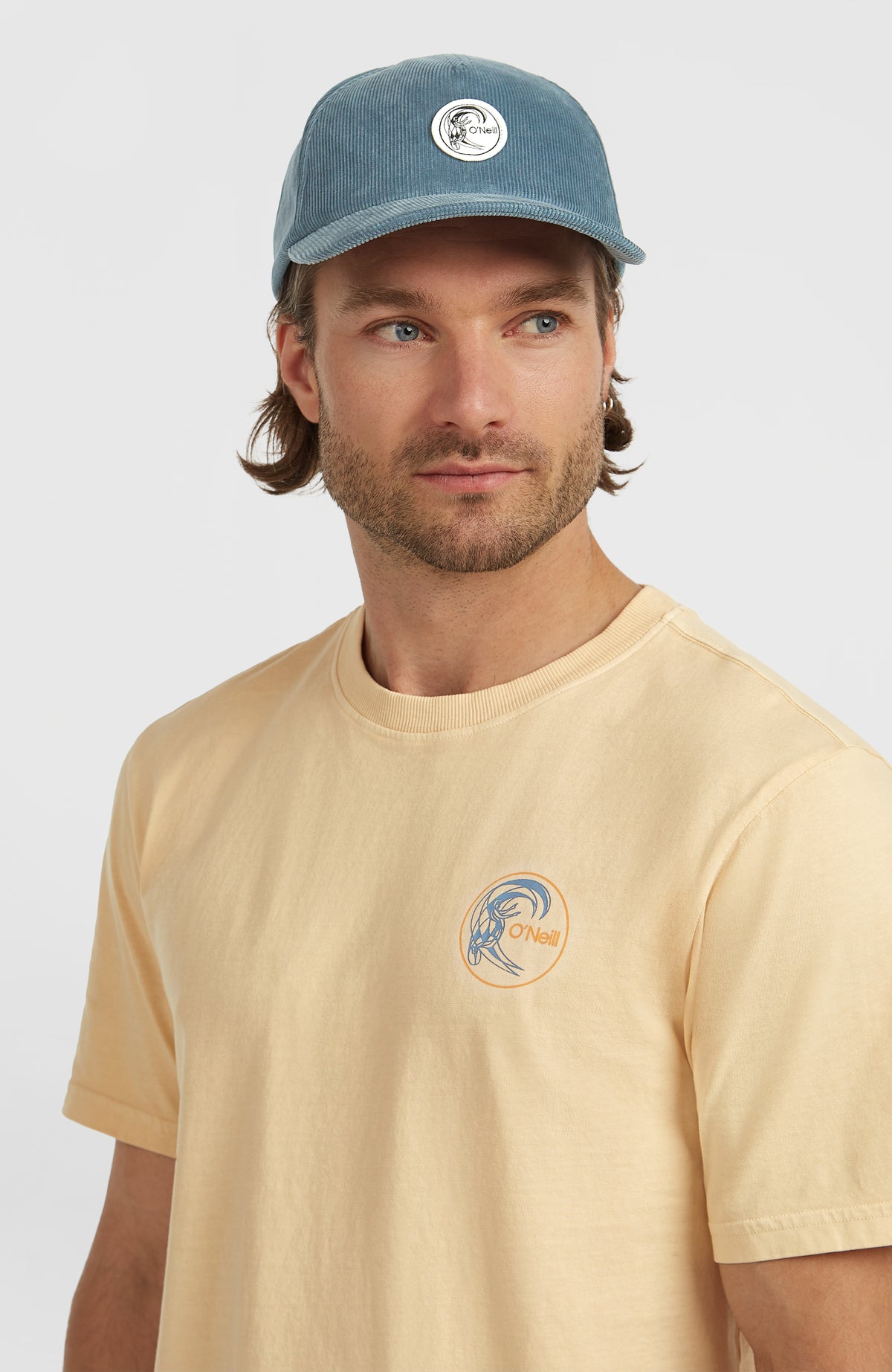 O'Riginals Retro Back-Print T-Shirt für Herren, beige, Nahaufnahme am Model mit rundem Logo-Print auf der Brust