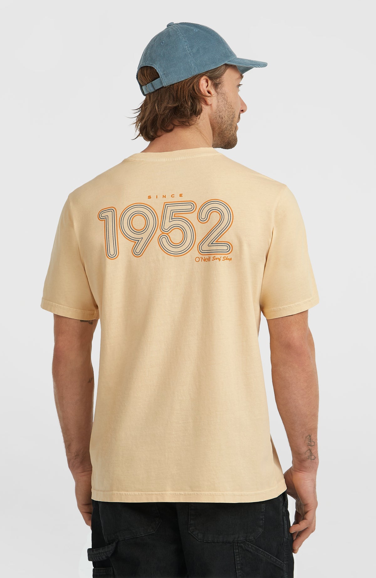 O'Riginals Retro Back-Print T-Shirt für Herren, beige mit Logo-Print in Orange und Blau, Rückansicht am Model