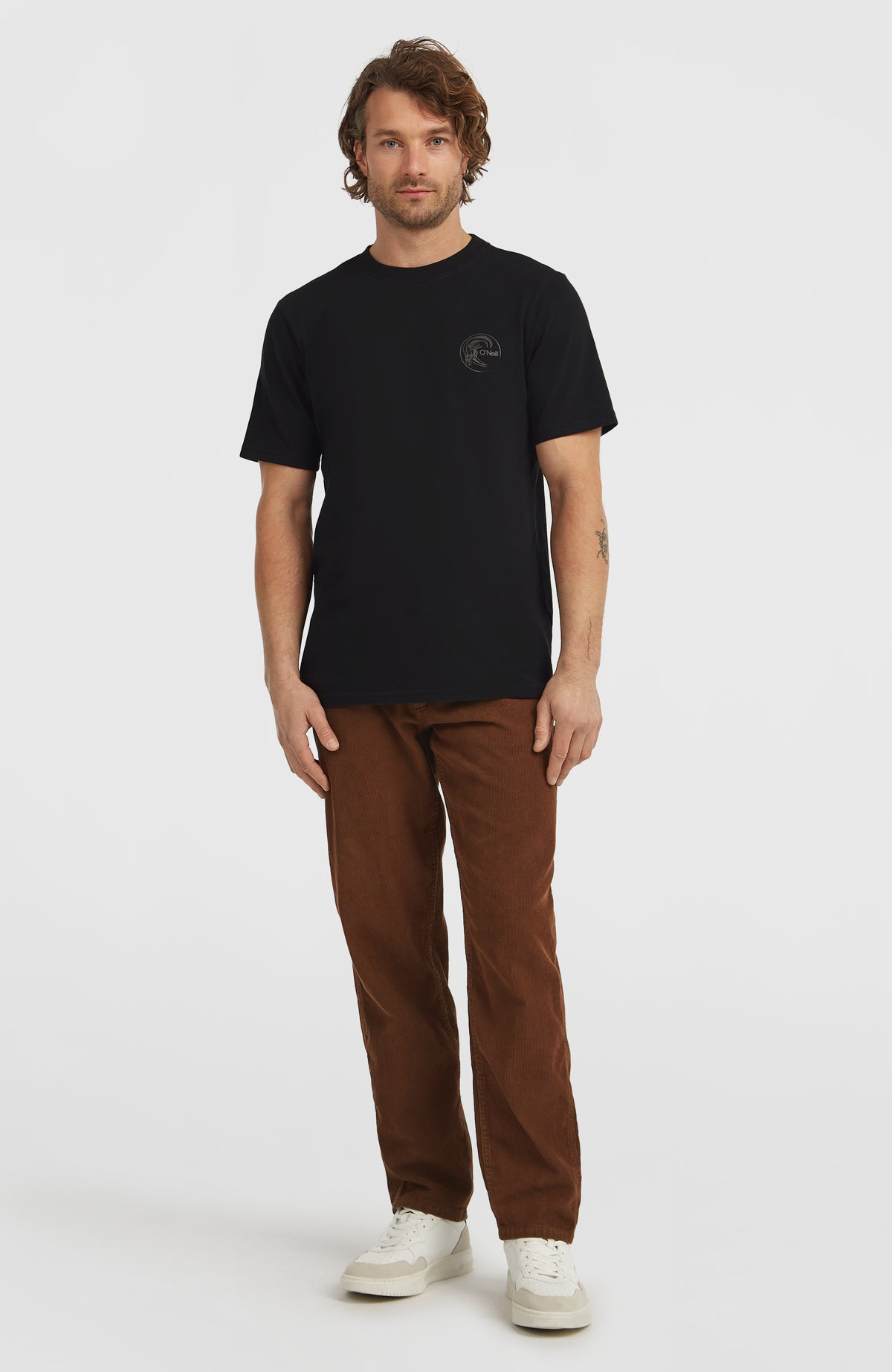 O'Riginals Back-Print T-Shirt für Herren, schwarz mit Grafikprint in Grau, Ganzkörperansicht von vorne am Model