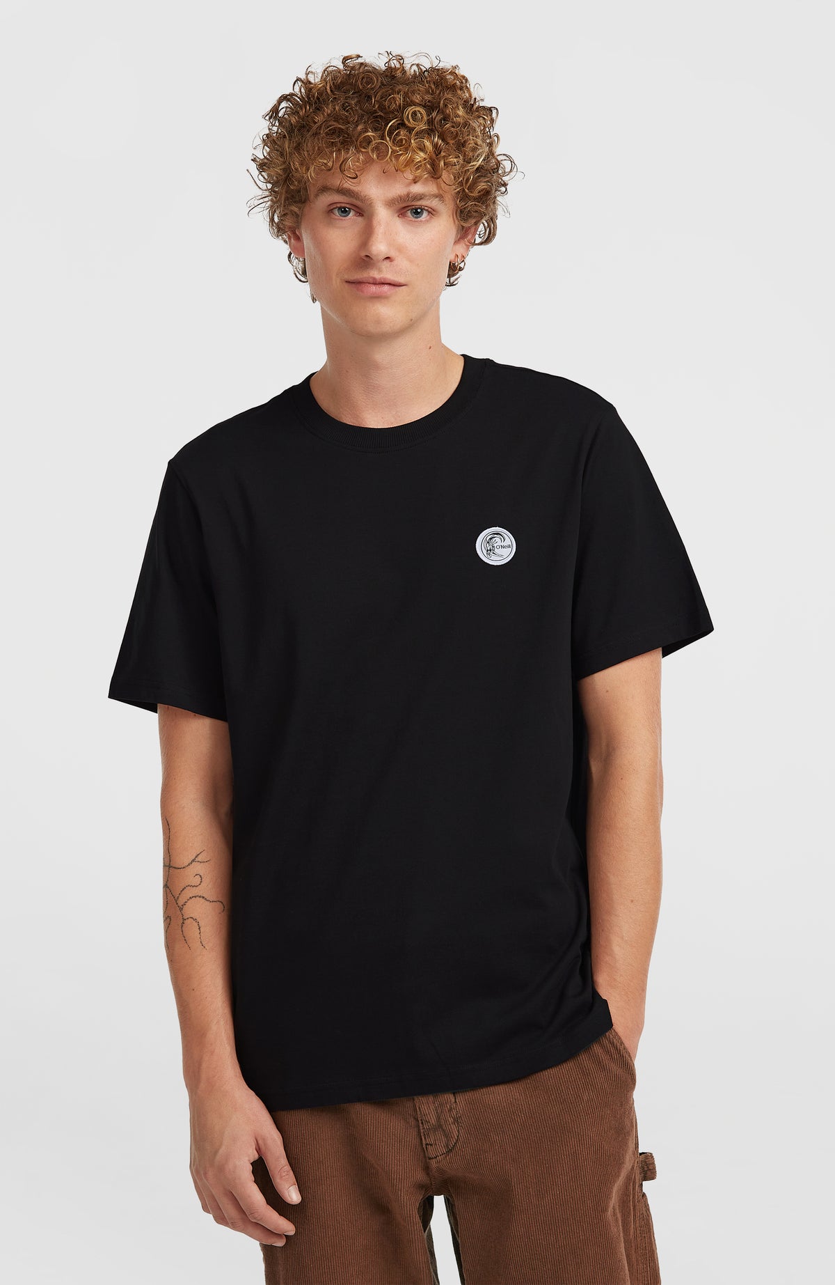 O'Neill O'Riginals Badge T-Shirt für Herren, schwarz, Vorderansicht am Model mit rundem Logo-Badge