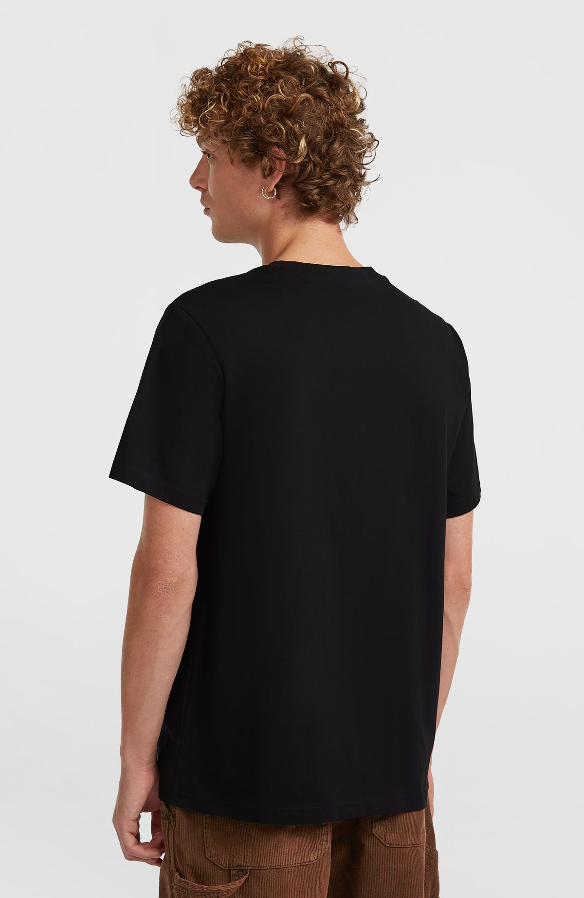 O'Riginals Badge T-Shirt für Herren, schwarz, von hinten im Halbprofil getragen am Model