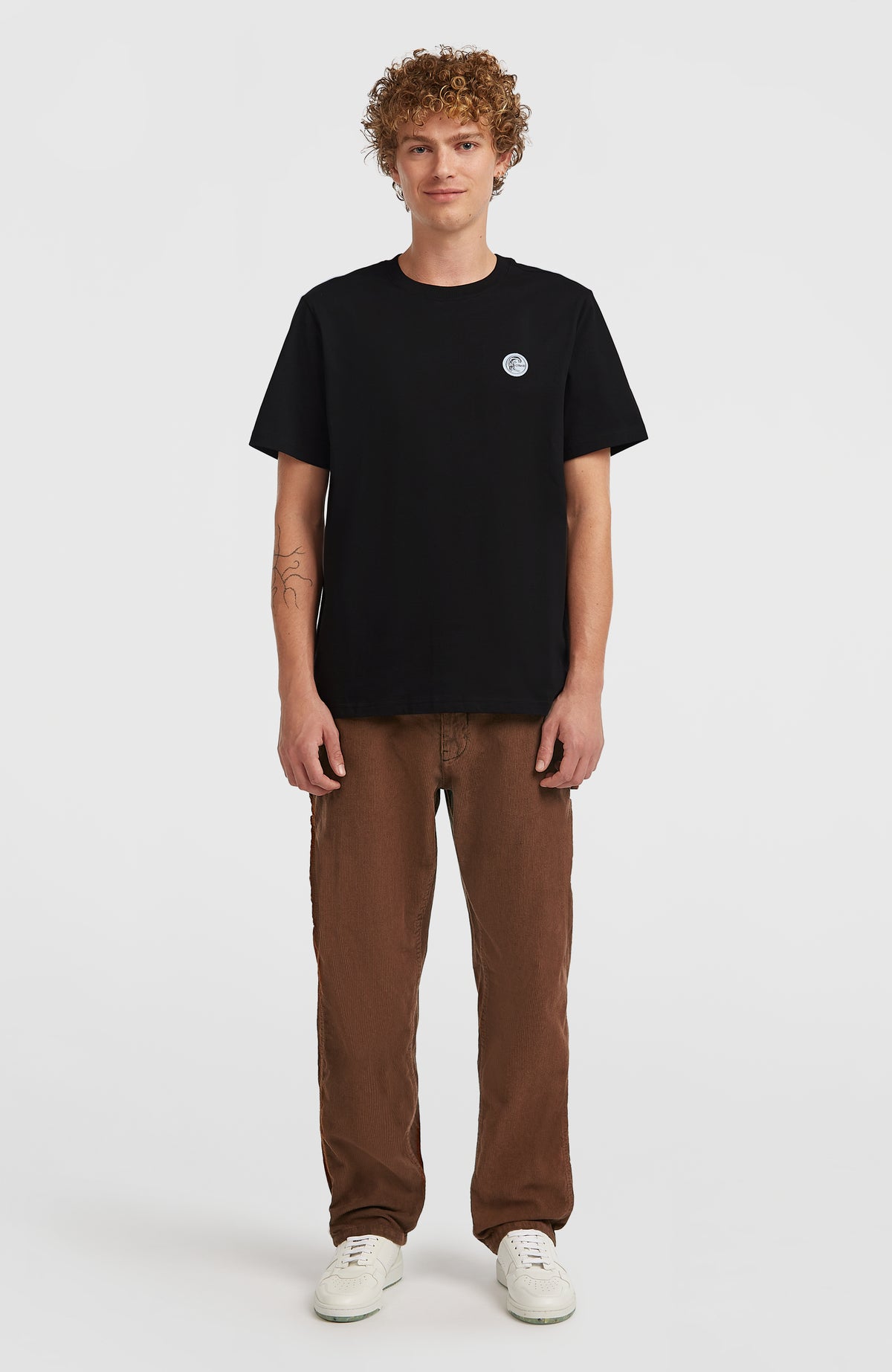 O'Riginals Badge T-Shirt für Herren, schwarz, Ganzkörperansicht von vorne am Model