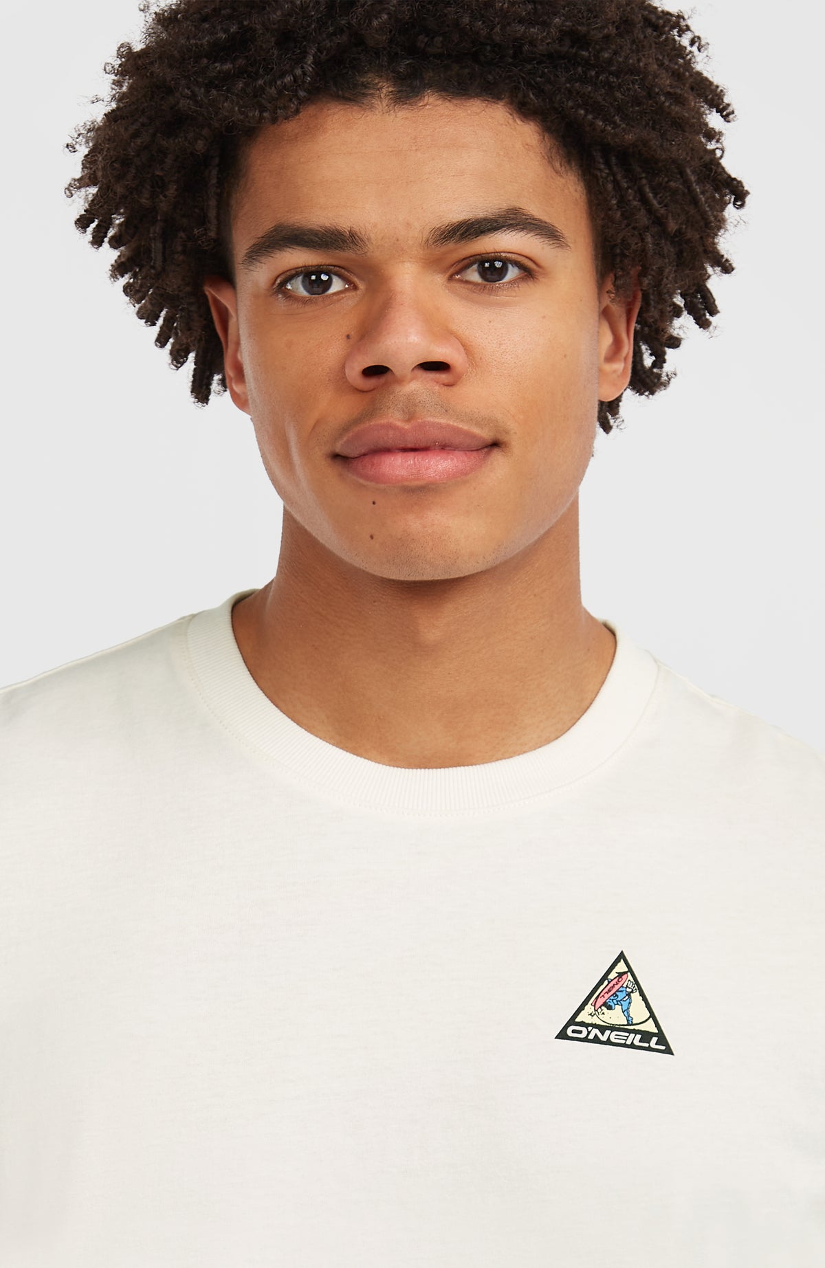 Nahaufnahme von Ausschnitt und kleinem Grafik-Print des weißen FWC'Play Graphic T-Shirt