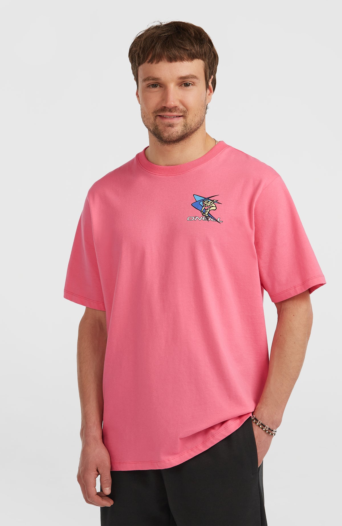 O'Neill FWC'Play Graphic T-Shirt für Herren, pink mit Grafik-Print in Gelb und Blau, Vorderansicht am Model