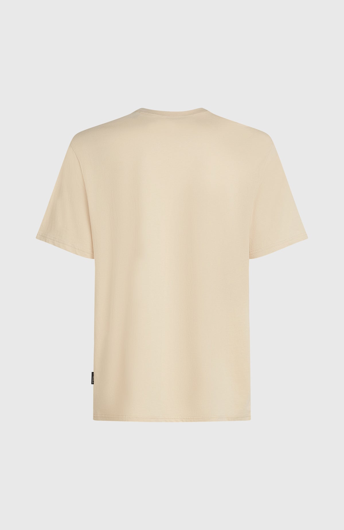 Muir T-Shirt für Herren, beige mit Logo-Print in Dunkelrot, freigestellt von hinten mit Label am Saum