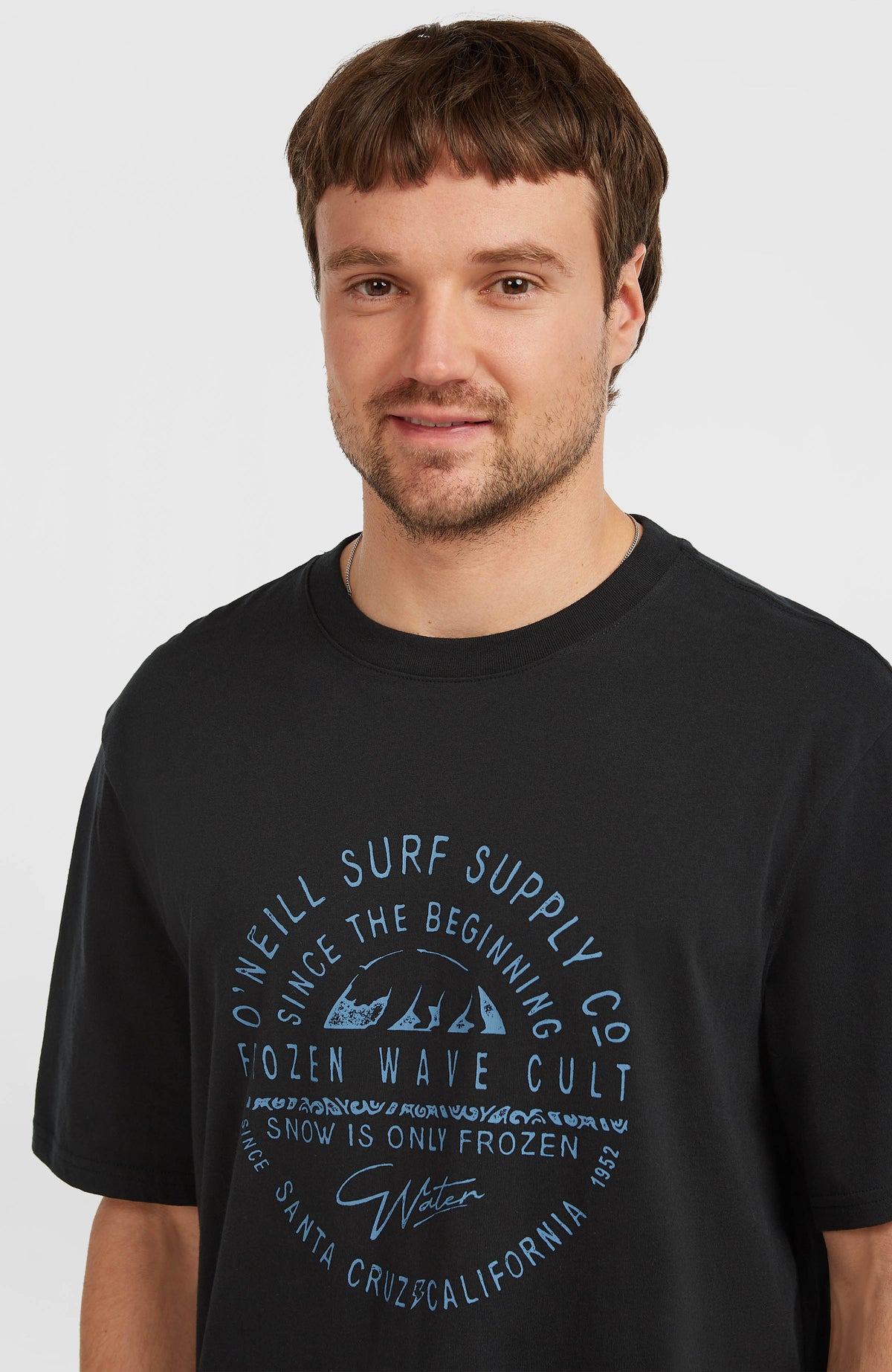 Nahaufnahme des blauen Logo-Prints auf dem schwarzen Muir T-Shirt für Herren, am Model