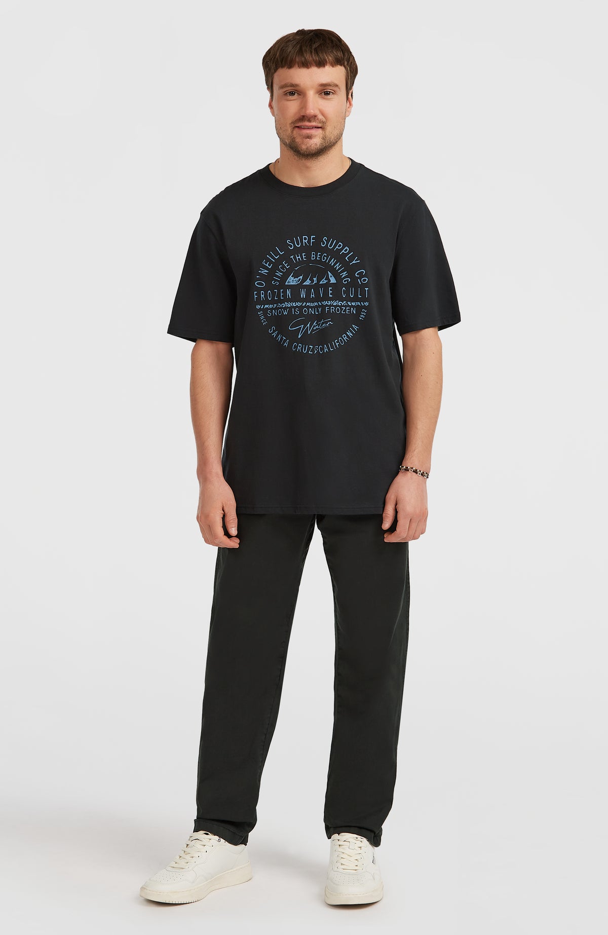Muir T-Shirt für Herren, schwarz mit Logo-Print in Blau, getragen am Model, Ganzkörperansicht