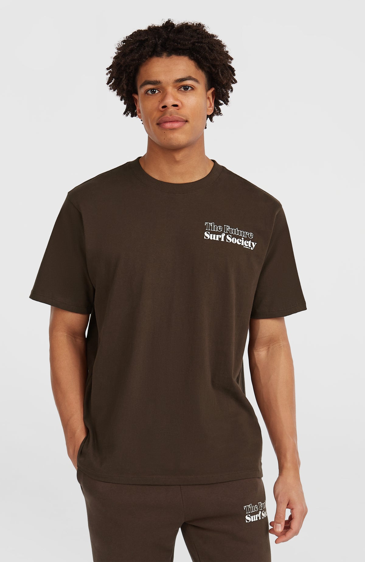 O'Neill Future Surf Society T-Shirt für Herren, braun mit Logo-Print in Weiß, Vorderansicht am Model
