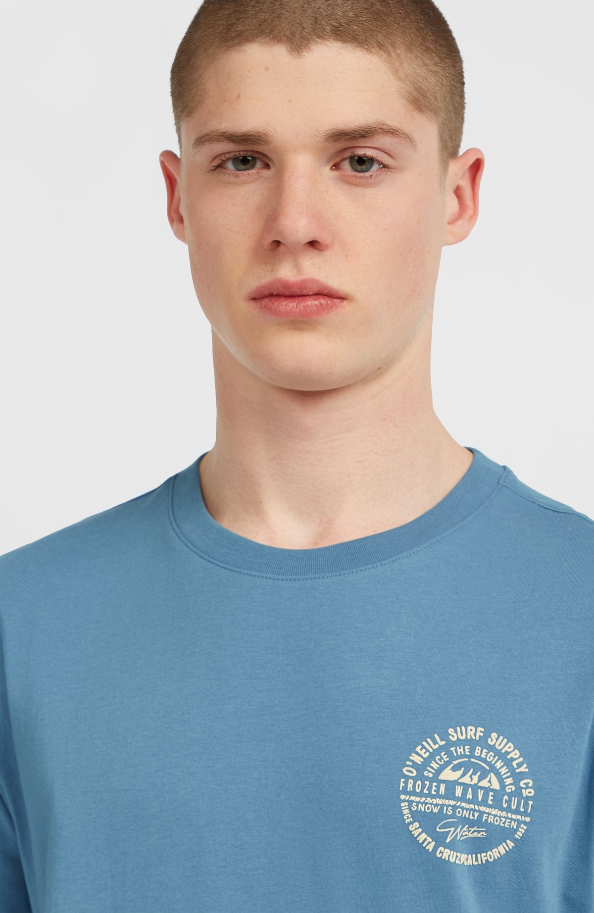 Nahaufnahme des blauen Chest-Print T-Shirt für Herren mit rundem Logo-Print in Weiß