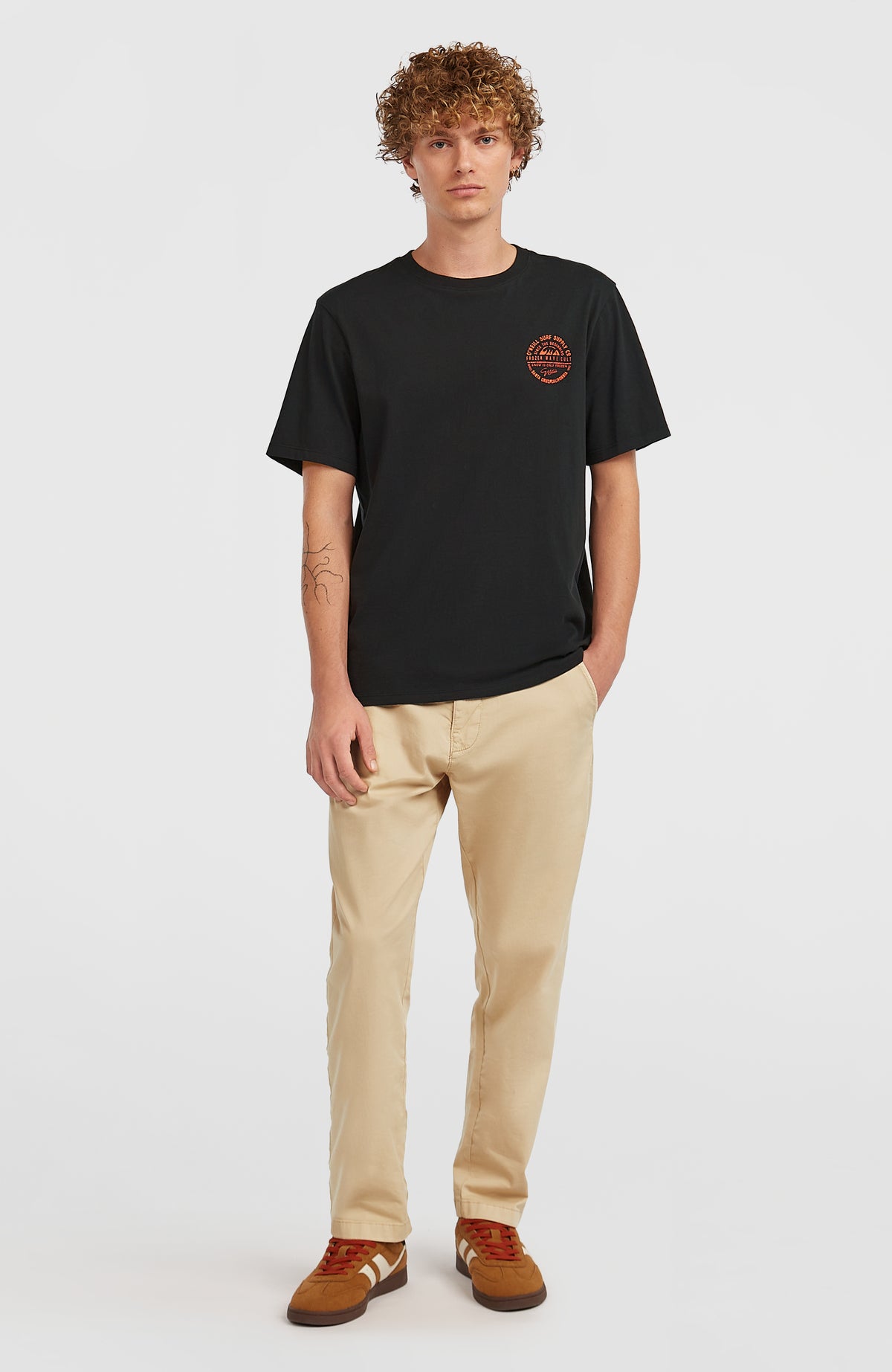 Chest-Print T-Shirt für Herren, schwarz mit Logo-Print in Orange, Ganzkörperansicht von vorne am Model