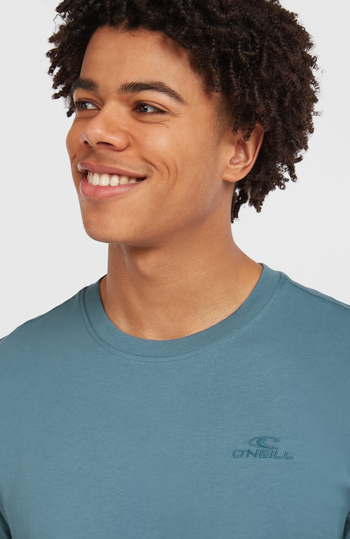 Nahaufnahme von Ausschnitt und dezenter Logo-Stickerei am blauen Small Logo T-Shirt für Herren